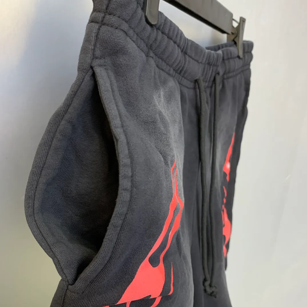 P150 7-color FLAME SHORTS Hellstar high-quality spray-on shorts, the new hot beauty trend Hellstar!  Standard beauty and trendy workmanship, original customization (fabric, pattern, printing, hang tag, main mark, etc.), exaggerated style, explosive style, dare to break through tradition, bring adventurous new fashion experience!   YoungBoy, the most popular rapper in the youth circle, has shot a lot of models for him, and celebrities such as Dababy and Swae Lee frequently get dressed!  Color: WHITE, Black red, Black green, Purple, Blue, Gray, Yellow Size: S, M, L, XL