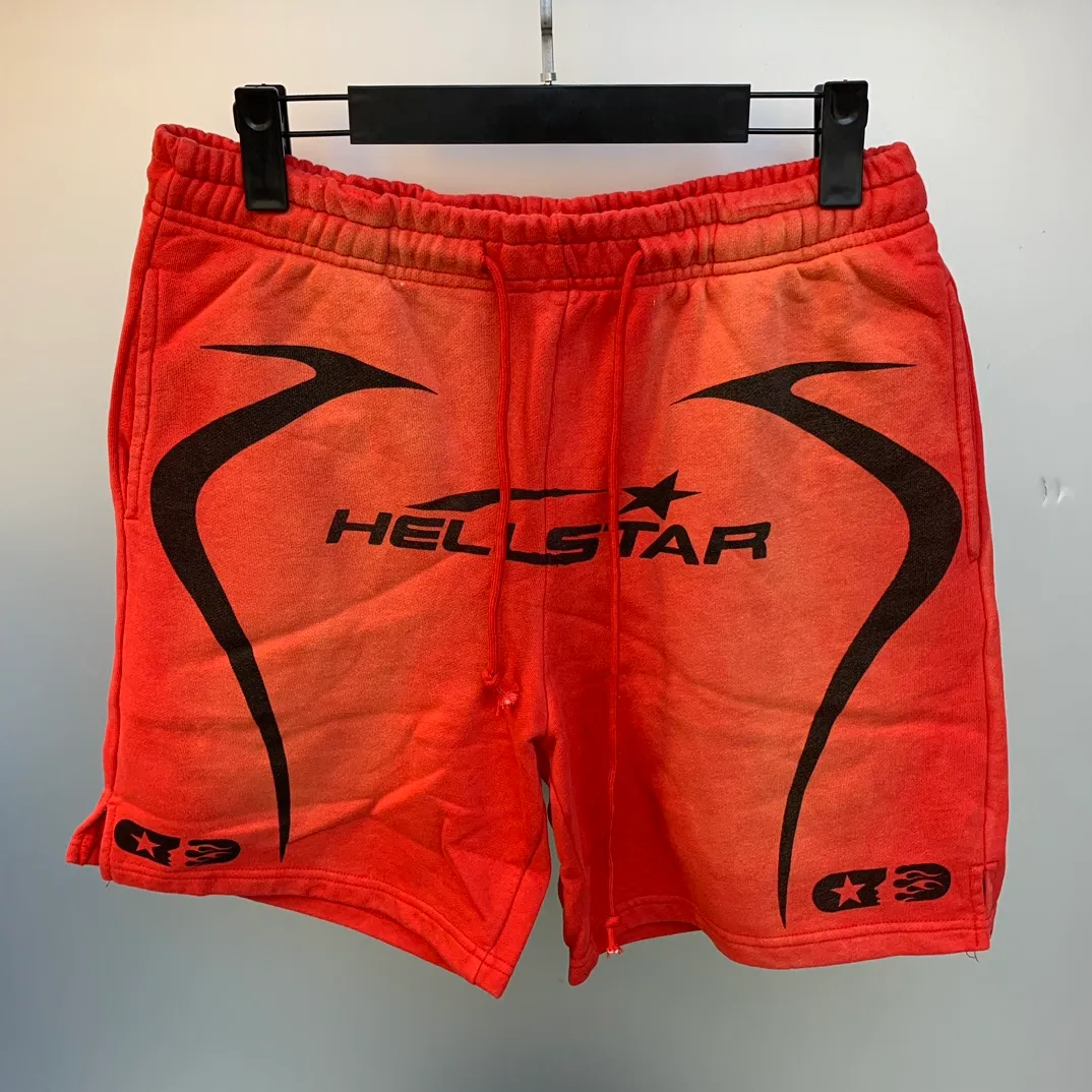 P150 Hellstar WARM UP SHORTS high-quality spray-on horse shorts, the new hot beauty trend Hellstar!  Standard beauty and trendy workmanship, original customization (fabric, pattern, printing, hang tag, main mark, etc.), exaggerated style, explosive style, dare to break through tradition, bring adventurous new fashion experience!   YoungBoy, the most popular rapper in the youth circle, has shot a lot of models for him, and celebrities such as Dababy and Swae Lee frequently get dressed!  Color: WHITE, RED, GREEN, Darkest Navy, BLACK Size: S, M, L, XL