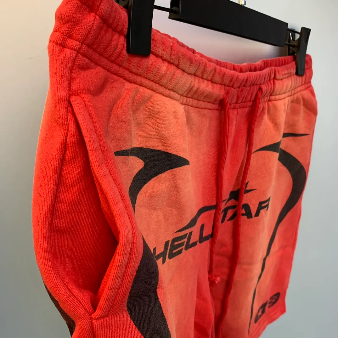 P150 Hellstar WARM UP SHORTS high-quality spray-on horse shorts, the new hot beauty trend Hellstar!  Standard beauty and trendy workmanship, original customization (fabric, pattern, printing, hang tag, main mark, etc.), exaggerated style, explosive style, dare to break through tradition, bring adventurous new fashion experience!   YoungBoy, the most popular rapper in the youth circle, has shot a lot of models for him, and celebrities such as Dababy and Swae Lee frequently get dressed!  Color: WHITE, RED, GREEN, Darkest Navy, BLACK Size: S, M, L, XL