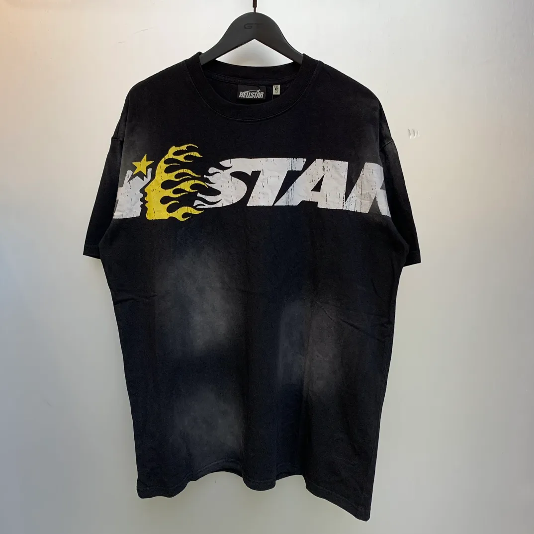 P126 HELLSTAR STUDIOS CARTOON LOGO T-SHIRT High-quality short-sleeved T-shirt, the new hot beauty trend Hellstar!  Standard beauty and trendy workmanship, original customization (fabric, pattern, printing, hang tag, main mark, etc.), exaggerated style, explosive style, dare to break through tradition, bring adventurous new fashion experience!   YoungBoy, the most popular rapper in the youth circle, has shot a lot of models for him, and celebrities such as Dababy and Swae Lee frequently get dressed!  color: black Size: S, M, L, XL