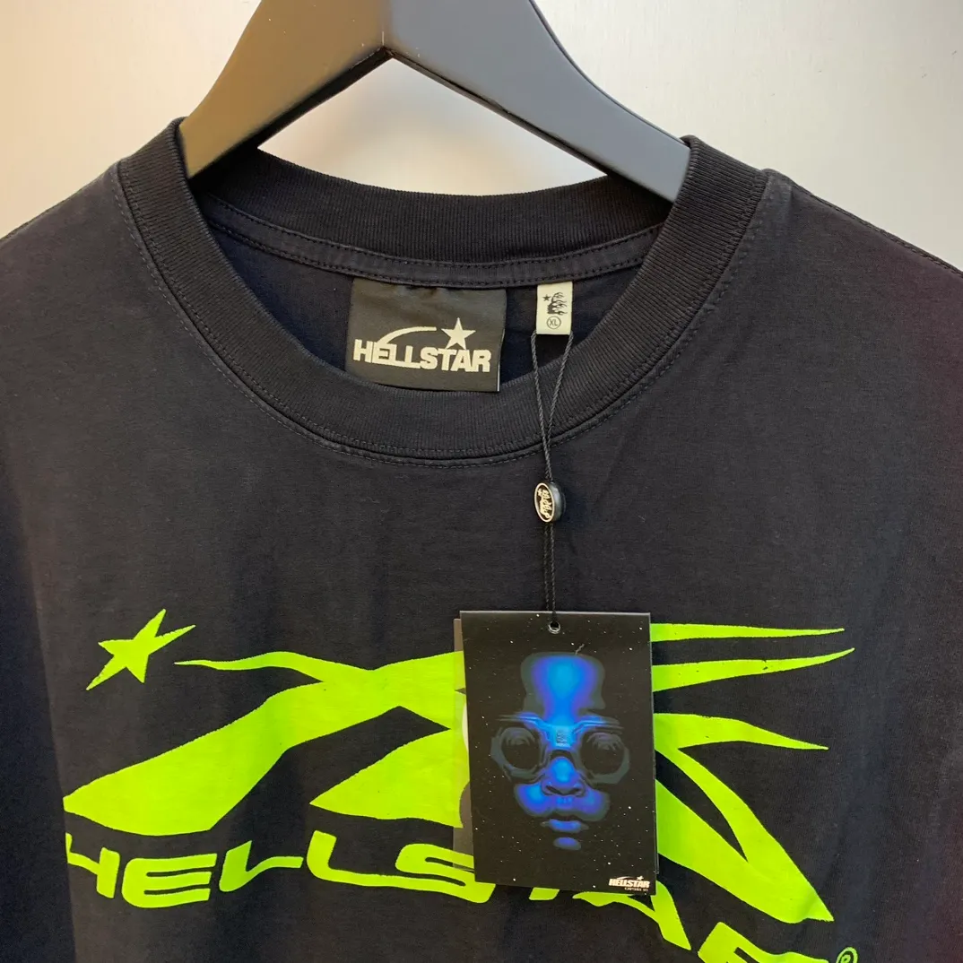 P126 HELLSTAR SPORTS CORE LOGO GEL T-SHIRT washed and distressed sprayed horse short-sleeved T-shirt. The new hot beauty trend Hellstar!  Standard beauty and trendy workmanship, original customization (fabric, pattern, printing, hang tag, main mark, etc.), exaggerated style, explosive style, dare to break through tradition, bring adventurous new fashion experience!   YoungBoy, the most popular rapper in the youth circle, has shot a lot of models for him, and celebrities such as Dababy and Swae Lee frequently get dressed!  color: black Size: S, M, L, XL