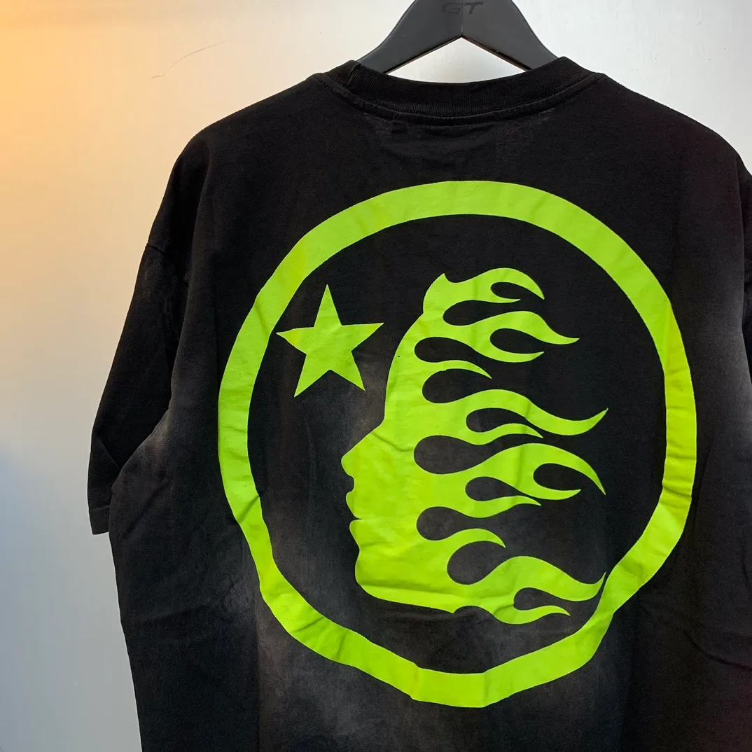 P126 HELLSTAR SPORTS CORE LOGO GEL T-SHIRT washed and distressed sprayed horse short-sleeved T-shirt. The new hot beauty trend Hellstar!  Standard beauty and trendy workmanship, original customization (fabric, pattern, printing, hang tag, main mark, etc.), exaggerated style, explosive style, dare to break through tradition, bring adventurous new fashion experience!   YoungBoy, the most popular rapper in the youth circle, has shot a lot of models for him, and celebrities such as Dababy and Swae Lee frequently get dressed!  color: black Size: S, M, L, XL