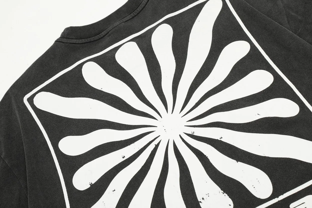 P134 Hellstar Studios Sun Short Sleeve Tee Shirt Black Short Sleeve T-shirt The new hot beauty trend Hellstar! Standard beauty and trendy workmanship, original customization (fabric, pattern, printing, hang tag, main mark, etc.), exaggerated style, explosive style, dare to break through tradition, bring adventurous new fashion experience!   YoungBoy, the most popular rapper in the youth circle, has shot a lot of models for him, and celebrities such as Dababy and Swae Lee frequently get dressed!   color: Vintage Black (washed black) size: S, M, L, XL