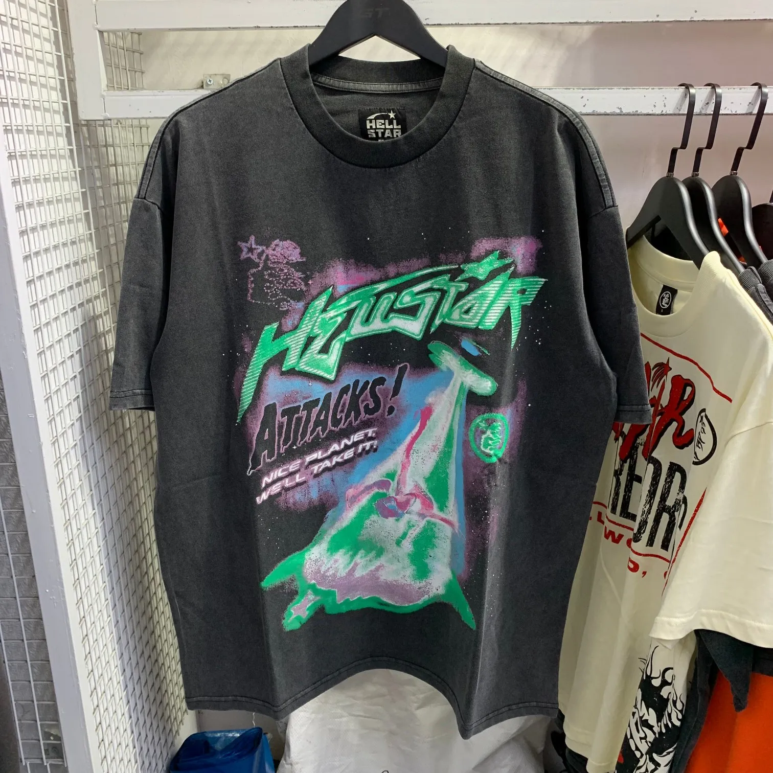 P134 Hellstar Attacks T-Shirt Short-sleeved T-shirt The new hot beauty trend Hellstar!  Standard beauty and trendy workmanship, original customization (fabric, pattern, printing, hang tag, main mark, etc.), exaggerated style, explosive style, dare to break through tradition, bring adventurous new fashion experience!  YoungBoy, the most popular rapper in the youth circle, has shot a lot of models for him, and celebrities such as Dababy and Swae Lee frequently get dressed!  color: Vintage Black (washed black) size: S, M, L, XL