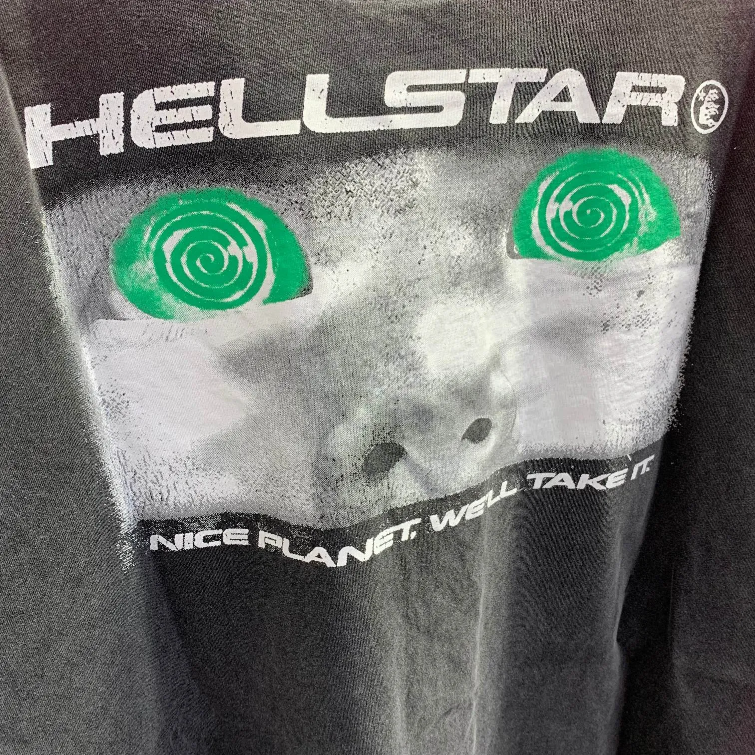 P134 Hellstar Attacks T-Shirt Short-sleeved T-shirt The new hot beauty trend Hellstar!  Standard beauty and trendy workmanship, original customization (fabric, pattern, printing, hang tag, main mark, etc.), exaggerated style, explosive style, dare to break through tradition, bring adventurous new fashion experience!  YoungBoy, the most popular rapper in the youth circle, has shot a lot of models for him, and celebrities such as Dababy and Swae Lee frequently get dressed!  color: Vintage Black (washed black) size: S, M, L, XL