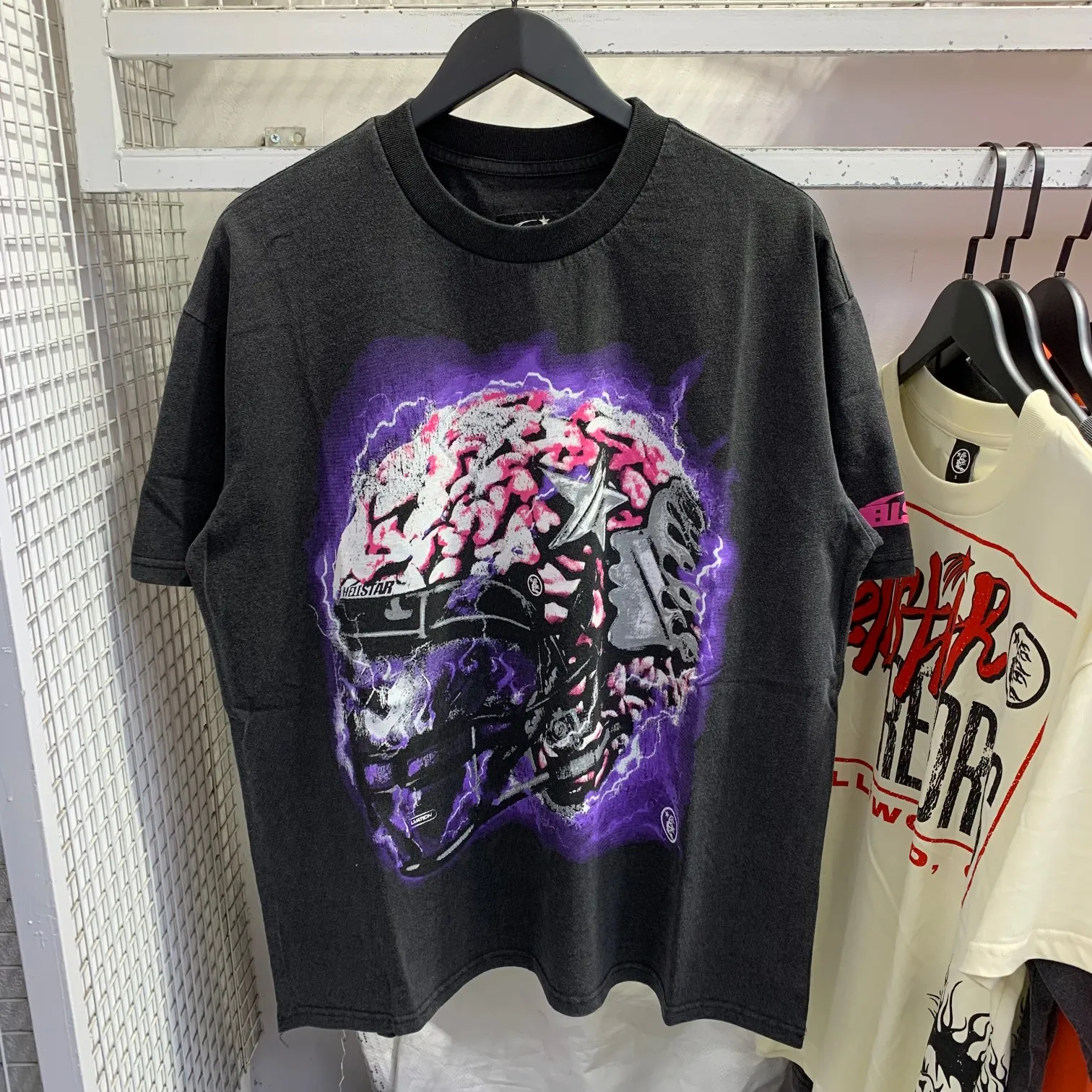 P134 Hellstar Studios Brain Helmet Short Sleeve Tee Shirt Black short-sleeved T-shirt The new hot beauty trend Hellstar!  Standard beauty and trendy workmanship, original customization (fabric, pattern, printing, hang tag, main mark, etc.), exaggerated style, explosive style, dare to break through tradition, bring adventurous new fashion experience!  YoungBoy, the most popular rapper in the youth circle, has shot a lot of models for him, and celebrities such as Dababy and Swae Lee frequently get dressed!  color: Vintage Black (washed black) size: S, M, L, XL