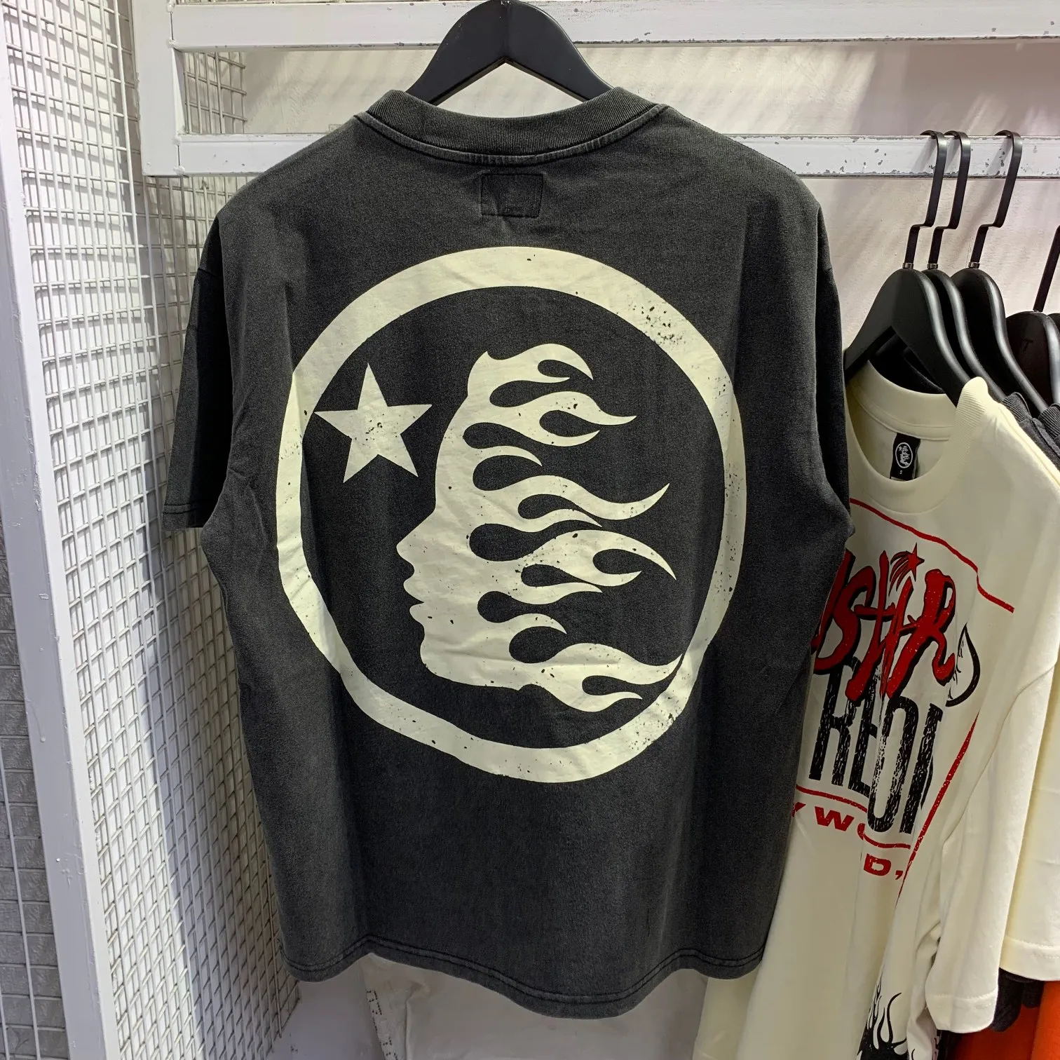 P126 Hellstar Studios Classic Logo Short Sleeve Tee Shirt Washed Black Short Sleeve T-shirt The new hot beauty trend Hellstar!  Standard beauty and trendy workmanship, original customization (fabric, pattern, printing, hang tag, main mark, etc.), exaggerated style, explosive style, dare to break through tradition, bring adventurous new fashion experience!  YoungBoy, the most popular rapper in the youth circle, has shot a lot of models for him, and celebrities such as Dababy and Swae Lee frequently get dressed!  color: Vintage Black (washed black) size: S, M, L, XL