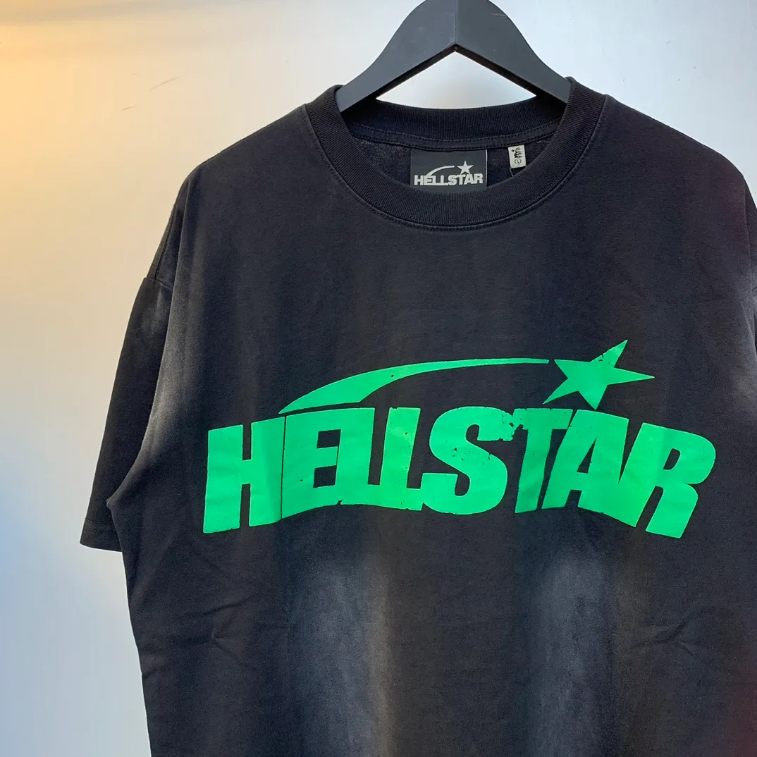 P126 Hellstar Studios Classic Green Logo Short Sleeve Tee Shirt Washed Black Short Sleeve T-shirt The new hot beauty trend Hellstar!  Standard beauty and trendy workmanship, original customization (fabric, pattern, printing, hang tag, main mark, etc.), exaggerated style, explosive style, dare to break through tradition, bring adventurous new fashion experience!   YoungBoy, the most popular rapper in the youth circle, has shot a lot of models for him, and celebrities such as Dababy and Swae Lee frequently get dressed!  color: black Size: S, M, L, XL