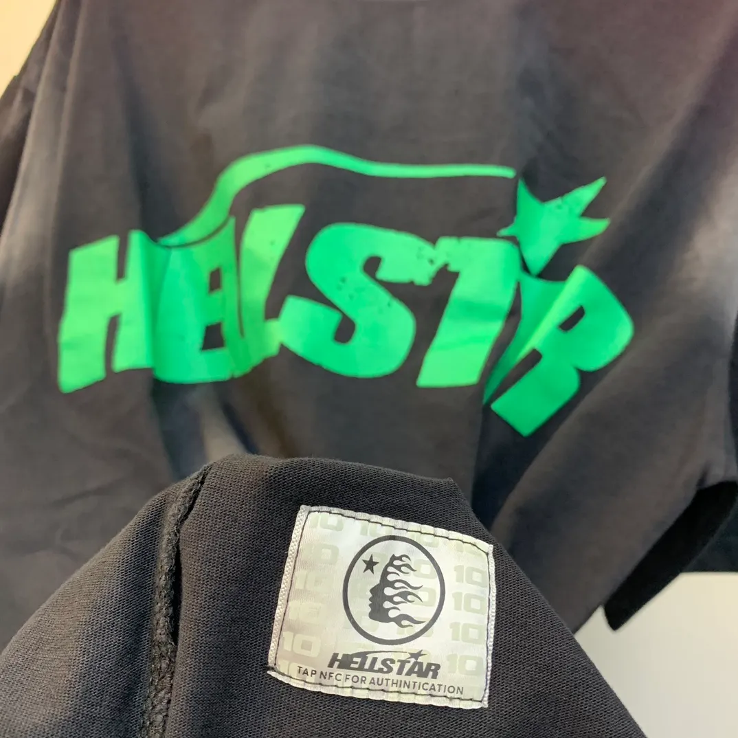 P126 Hellstar Studios Classic Green Logo Short Sleeve Tee Shirt Washed Black Short Sleeve T-shirt The new hot beauty trend Hellstar!  Standard beauty and trendy workmanship, original customization (fabric, pattern, printing, hang tag, main mark, etc.), exaggerated style, explosive style, dare to break through tradition, bring adventurous new fashion experience!   YoungBoy, the most popular rapper in the youth circle, has shot a lot of models for him, and celebrities such as Dababy and Swae Lee frequently get dressed!  color: black Size: S, M, L, XL