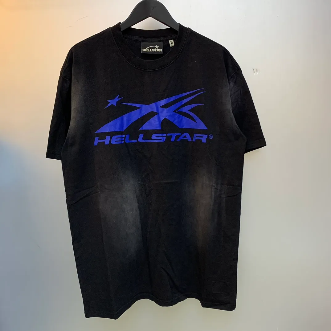 P126 HELLSTAR SPORTS CORE LOGO GEL T-SHIRT American fashion spray Ma Liu short-sleeved T-shirt The new hot beauty fashion Hellstar!  Standard beauty and trendy workmanship, original customization (fabric, pattern, printing, hang tag, main mark, etc.), exaggerated style, explosive style, dare to break through tradition, bring adventurous new fashion experience!   YoungBoy, the most popular rapper in the youth circle, has shot a lot of models for him, and celebrities such as Dababy and Swae Lee frequently get dressed!  color: black size: S, M, L, XL
