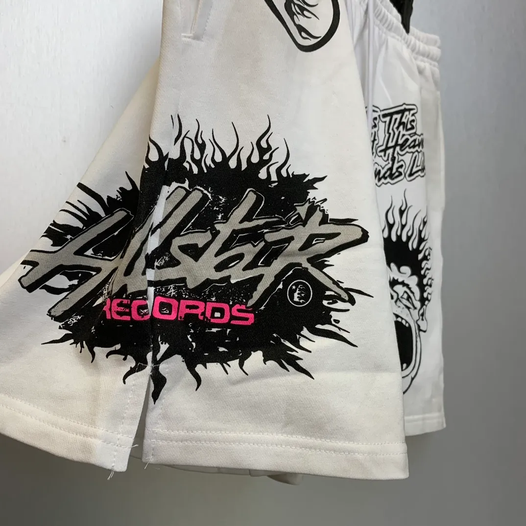P150 HELLSTAR RECORDS SHORTS High-quality pure cotton shorts, the new hot beauty trend Hellstar!  Standard beauty and trendy workmanship, original customization (fabric, pattern, printing, hang tag, main mark, etc.), exaggerated style, explosive style, dare to break through tradition, bring adventurous new fashion experience!   YoungBoy, the most popular rapper in the youth circle, has shot a lot of models for him, and celebrities such as Dababy and Swae Lee frequently get dressed!  color: WHITE Size: S, M, L, XL