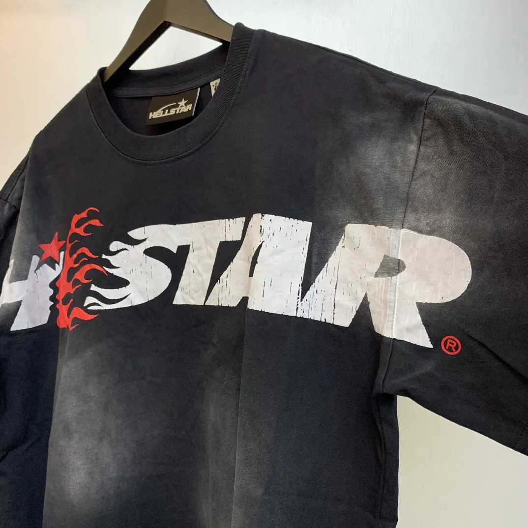 P126 HELLSTAR STUDIOS CARTOON LOGO T-SHIRT High-quality short-sleeved T-shirt, the new hot beauty trend Hellstar!  Standard beauty and trendy workmanship, original customization (fabric, pattern, printing, hang tag, main mark, etc.), exaggerated style, explosive style, dare to break through tradition, bring adventurous new fashion experience!   YoungBoy, the most popular rapper in the youth circle, has shot a lot of models for him, and celebrities such as Dababy and Swae Lee frequently get dressed!  color: black Size: S, M, L, XL