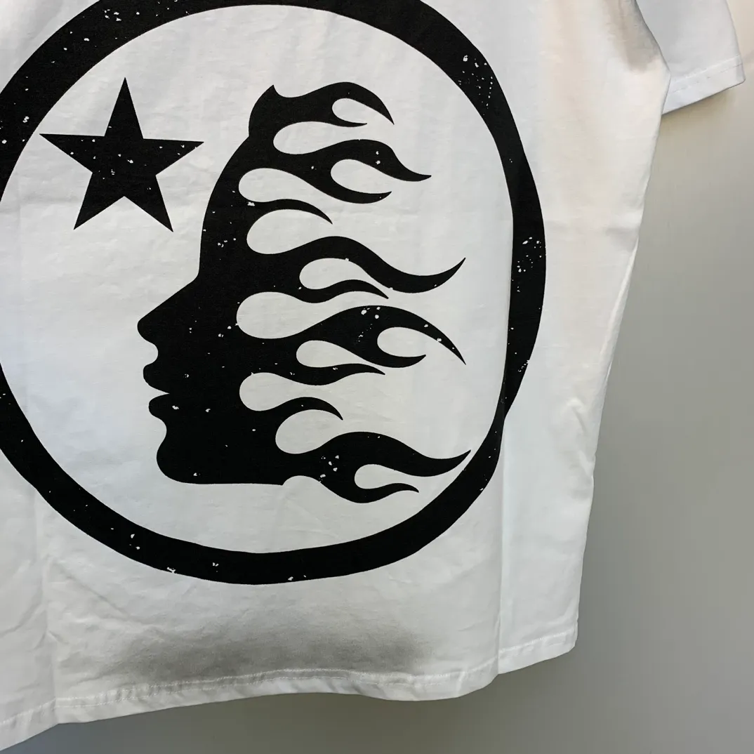 P126 HELLSTAR STUDIOS CARTOON LOGO T-SHIRT Spray Ma Liu Distressed T-shirt The new hot beauty trend Hellstar!  Standard beauty and trendy workmanship, original customization (fabric, pattern, printing, hang tag, main mark, etc.), exaggerated style, explosive style, dare to break through tradition, bring adventurous new fashion experience!   YoungBoy, the most popular rapper in the youth circle, has shot a lot of models for him, and celebrities such as Dababy and Swae Lee frequently get dressed!  color: white Size: S, M, L, XL