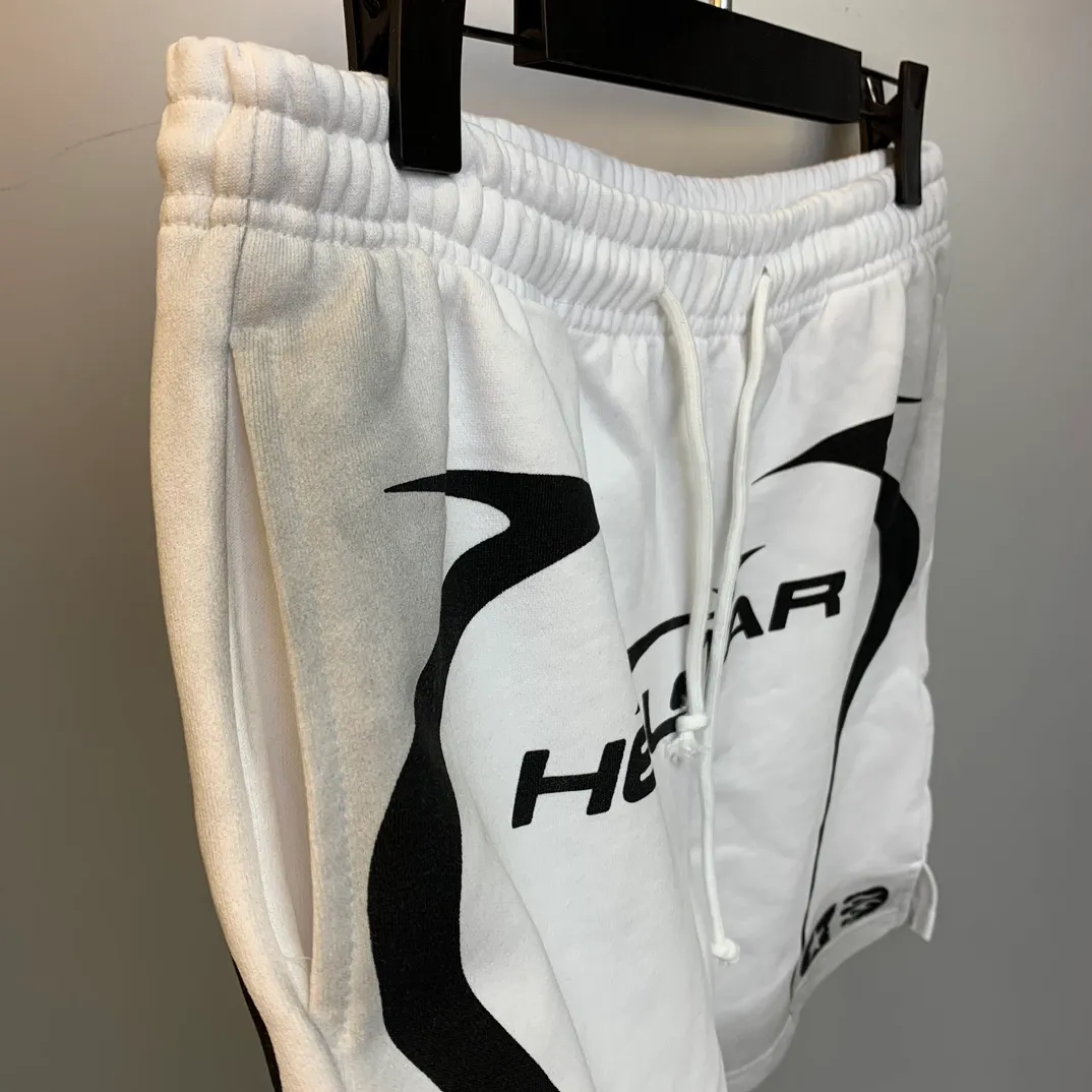 P150 Hellstar WARM UP SHORTS high-quality spray-on horse shorts, the new hot beauty trend Hellstar!  Standard beauty and trendy workmanship, original customization (fabric, pattern, printing, hang tag, main mark, etc.), exaggerated style, explosive style, dare to break through tradition, bring adventurous new fashion experience!   YoungBoy, the most popular rapper in the youth circle, has shot a lot of models for him, and celebrities such as Dababy and Swae Lee frequently get dressed!  Color: WHITE, RED, GREEN, Darkest Navy, BLACK Size: S, M, L, XL
