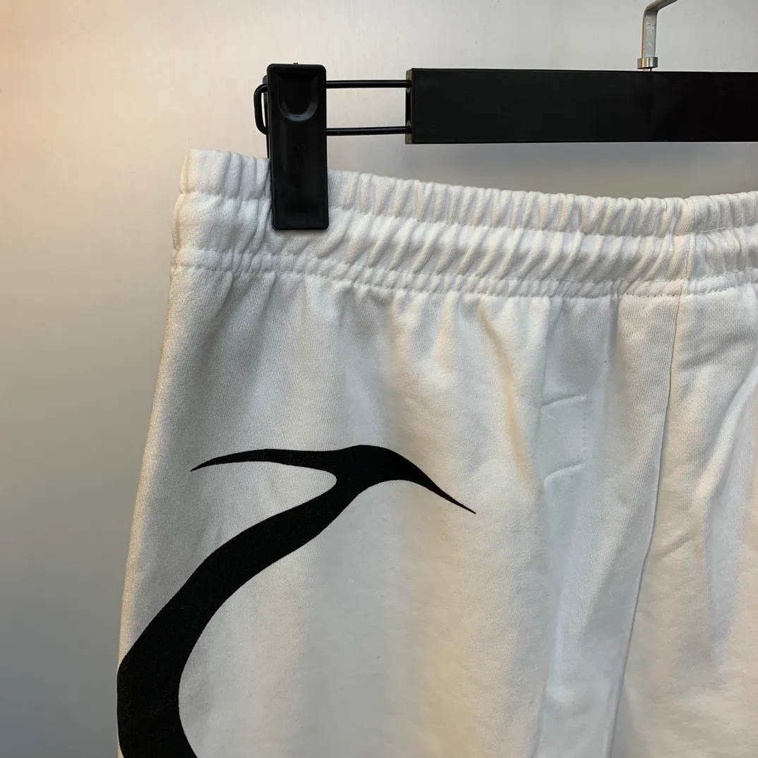 P150 Hellstar WARM UP SHORTS high-quality spray-on horse shorts, the new hot beauty trend Hellstar!  Standard beauty and trendy workmanship, original customization (fabric, pattern, printing, hang tag, main mark, etc.), exaggerated style, explosive style, dare to break through tradition, bring adventurous new fashion experience!   YoungBoy, the most popular rapper in the youth circle, has shot a lot of models for him, and celebrities such as Dababy and Swae Lee frequently get dressed!  Color: WHITE, RED, GREEN, Darkest Navy, BLACK Size: S, M, L, XL