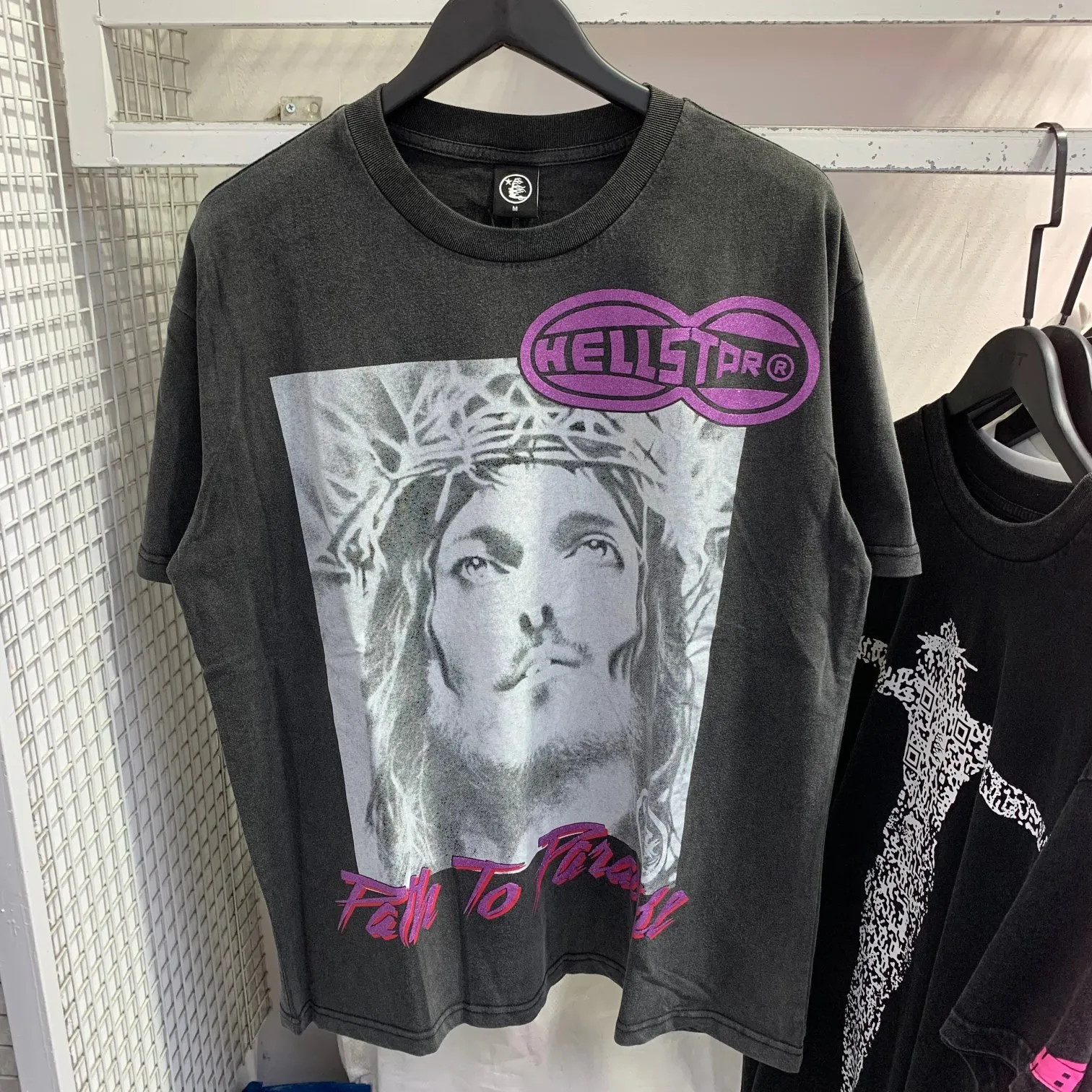 P126 Hellstar WWHD GOD Tshirt Hellstar washed and distressed short-sleeved T-shirt The new hot beauty trend Hellstar!  Standard beauty and trendy workmanship, original customization (fabric, pattern, printing, hang tag, main mark, etc.), exaggerated style, explosive style, dare to break through tradition, bring adventurous new fashion experience!  YoungBoy, the most popular rapper in the youth circle, has shot a lot of models for him, and celebrities such as Dababy and Swae Lee frequently get dressed!  color: Vintage Black (washed black) size: S, M, L, XL