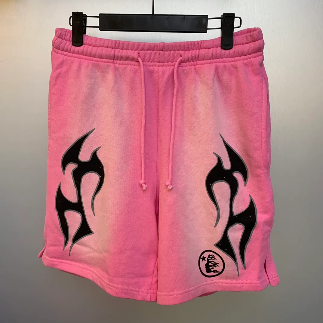 P150 HELLSTAR STUDIOS SHORTS Spray Ma Liu washed distressed cotton shorts, the new hot beauty trend Hellstar!  Standard beauty and trendy workmanship, original customization (fabric, pattern, printing, hang tag, main mark, etc.), exaggerated style, explosive style, dare to break through tradition, bring adventurous new fashion experience!   YoungBoy, the most popular rapper in the youth circle, has shot a lot of models for him, and celebrities such as Dababy and Swae Lee frequently get dressed!  color: pink Size: S, M, L, XL