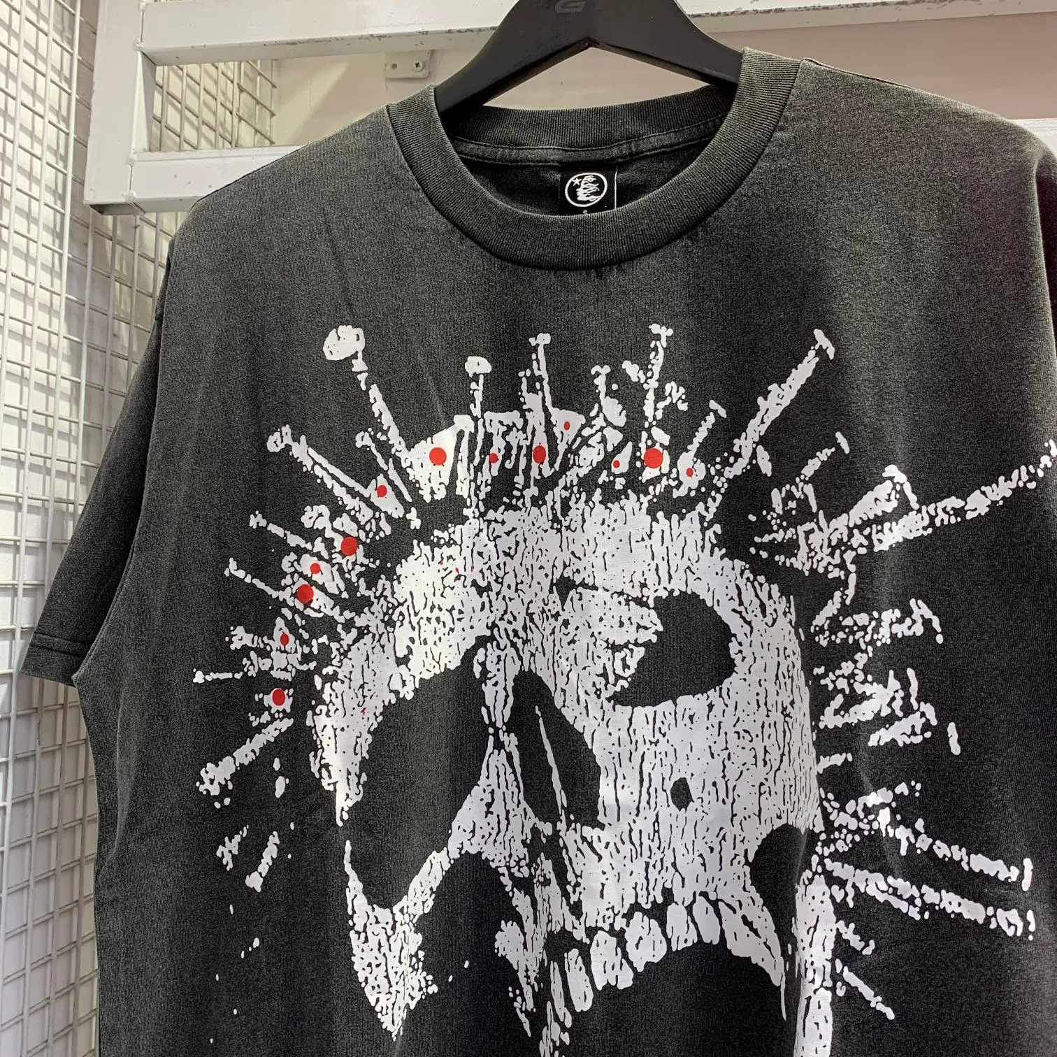 P134 Hellstar "Nailed Skull" Tee short-sleeved T-shirt The new hot beauty trend Hellstar! Standard beauty and trendy workmanship, original customization (fabric, pattern, printing, hang tag, main mark, etc.), exaggerated style, explosive style, dare to break through tradition, bring adventurous new fashion experience!   YoungBoy, the most popular rapper in the youth circle, has shot a lot of models for him, and celebrities such as Dababy and Swae Lee frequently get dressed!   color: Vintage Black (washed black) size: S, M, L, XL