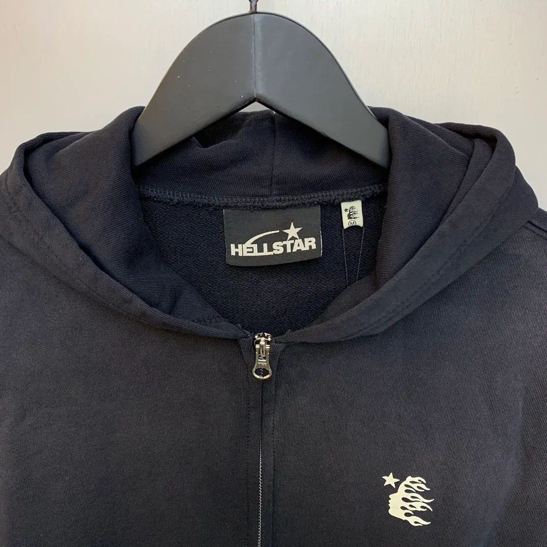 P240 HELLSTAR ESSENTIALS ZIP-UP High-quality trendy brand cardigan sweatshirt jacket The new hot beauty trend Hellstar!  Standard beauty and trendy workmanship, original customization (fabric, pattern, printing, hang tag, main mark, etc.), exaggerated style, explosive style, dare to break through tradition, bring adventurous new fashion experience!   YoungBoy, the most popular rapper in the youth circle, has shot a lot of models for him, and celebrities such as Dababy and Swae Lee frequently get dressed!  color: black Size: S, M, L, XL