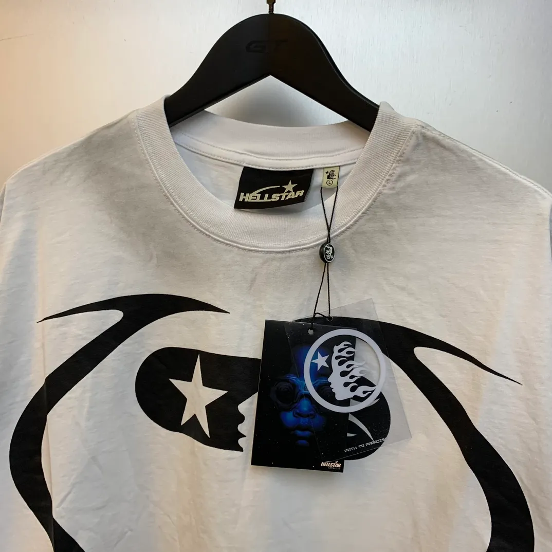 P126 Hellstar WARM UP T-SHIRT High-quality sprayed horse short-sleeved T-shirt The new hot beauty trend Hellstar!  Standard beauty and trendy workmanship, original customization (fabric, pattern, printing, hang tag, main mark, etc.), exaggerated style, explosive style, dare to break through tradition, bring adventurous new fashion experience!   YoungBoy, the most popular rapper in the youth circle, has shot a lot of models for him, and celebrities such as Dababy and Swae Lee frequently get dressed!   color: WHITE, RED, GREEN, Darkest Navy, BLACK size: S, M, L, XL
