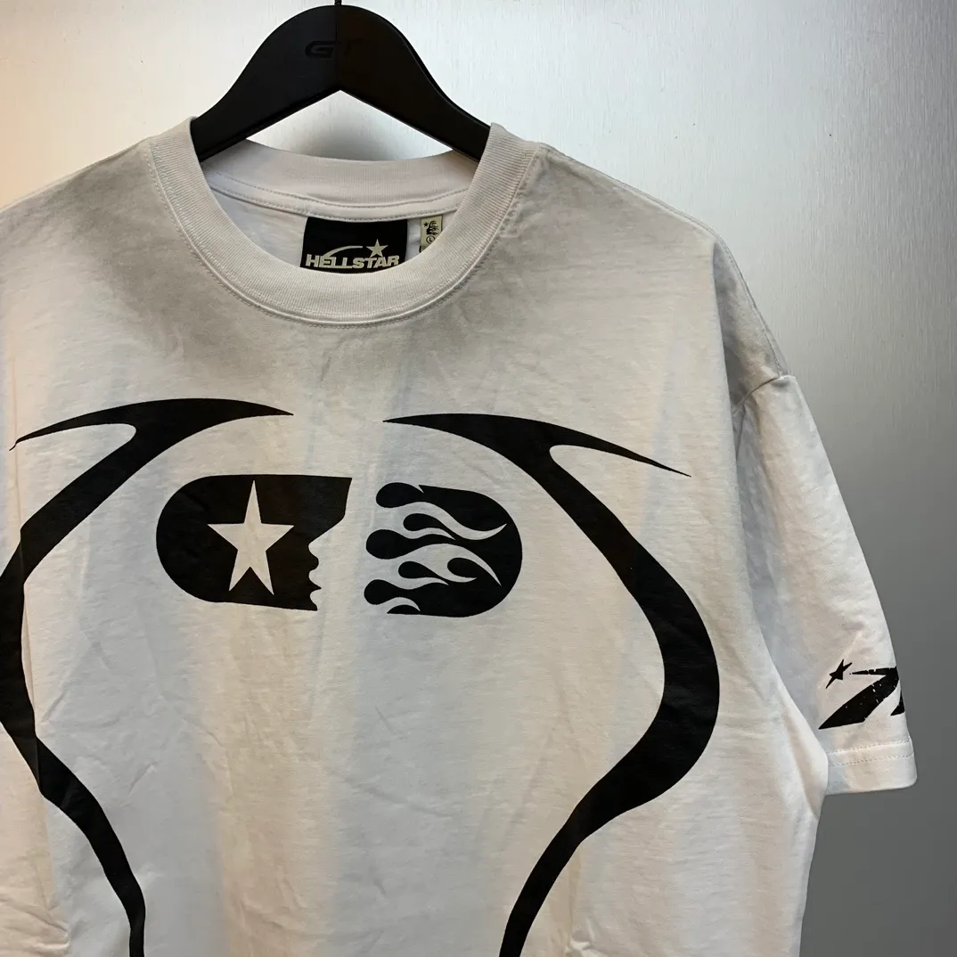 P126 Hellstar WARM UP T-SHIRT High-quality sprayed horse short-sleeved T-shirt The new hot beauty trend Hellstar!  Standard beauty and trendy workmanship, original customization (fabric, pattern, printing, hang tag, main mark, etc.), exaggerated style, explosive style, dare to break through tradition, bring adventurous new fashion experience!   YoungBoy, the most popular rapper in the youth circle, has shot a lot of models for him, and celebrities such as Dababy and Swae Lee frequently get dressed!   color: WHITE, RED, GREEN, Darkest Navy, BLACK size: S, M, L, XL