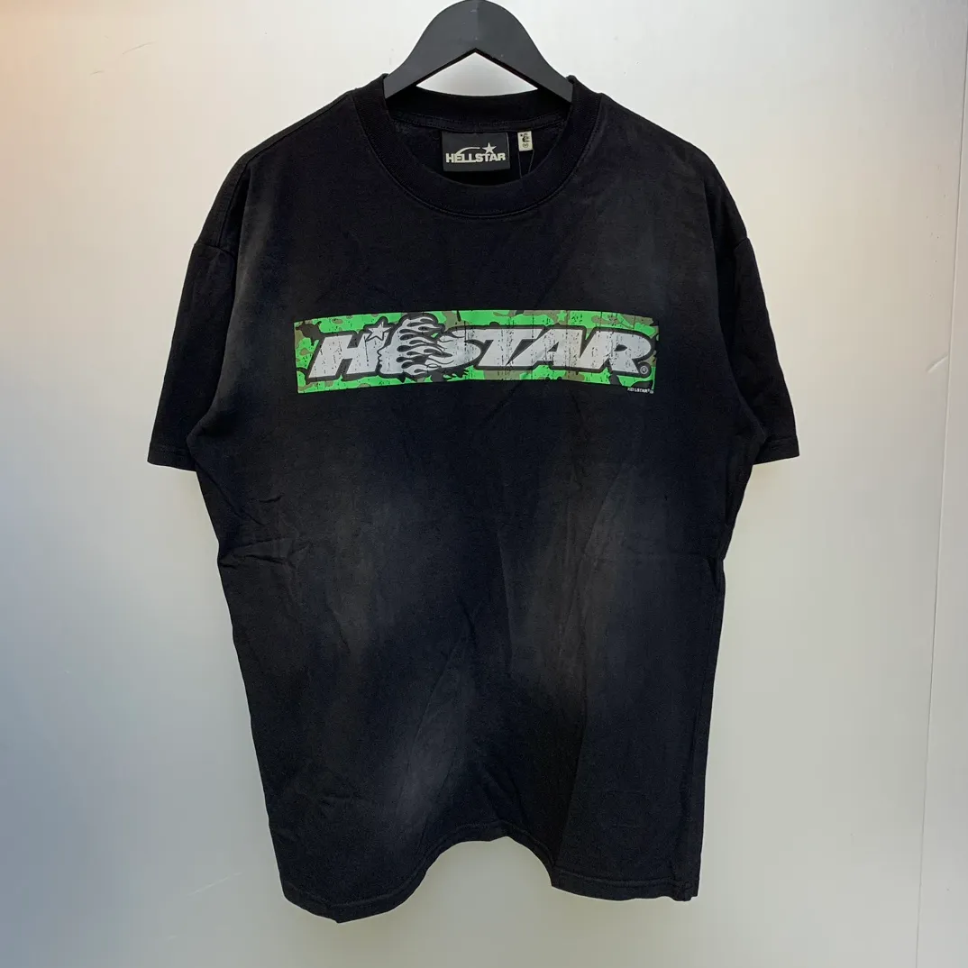 P126 HELLSTAR BOX LOGO T-SHIRT Spray Horse T-shirt Short Sleeves The new hot beauty trend Hellstar!  Standard beauty and trendy workmanship, original customization (fabric, pattern, printing, hang tag, main mark, etc.), exaggerated style, explosive style, dare to break through tradition, bring adventurous new fashion experience!   YoungBoy, the most popular rapper in the youth circle, has shot a lot of models for him, and celebrities such as Dababy and Swae Lee frequently get dressed!  color: black Size: S, M, L, XL