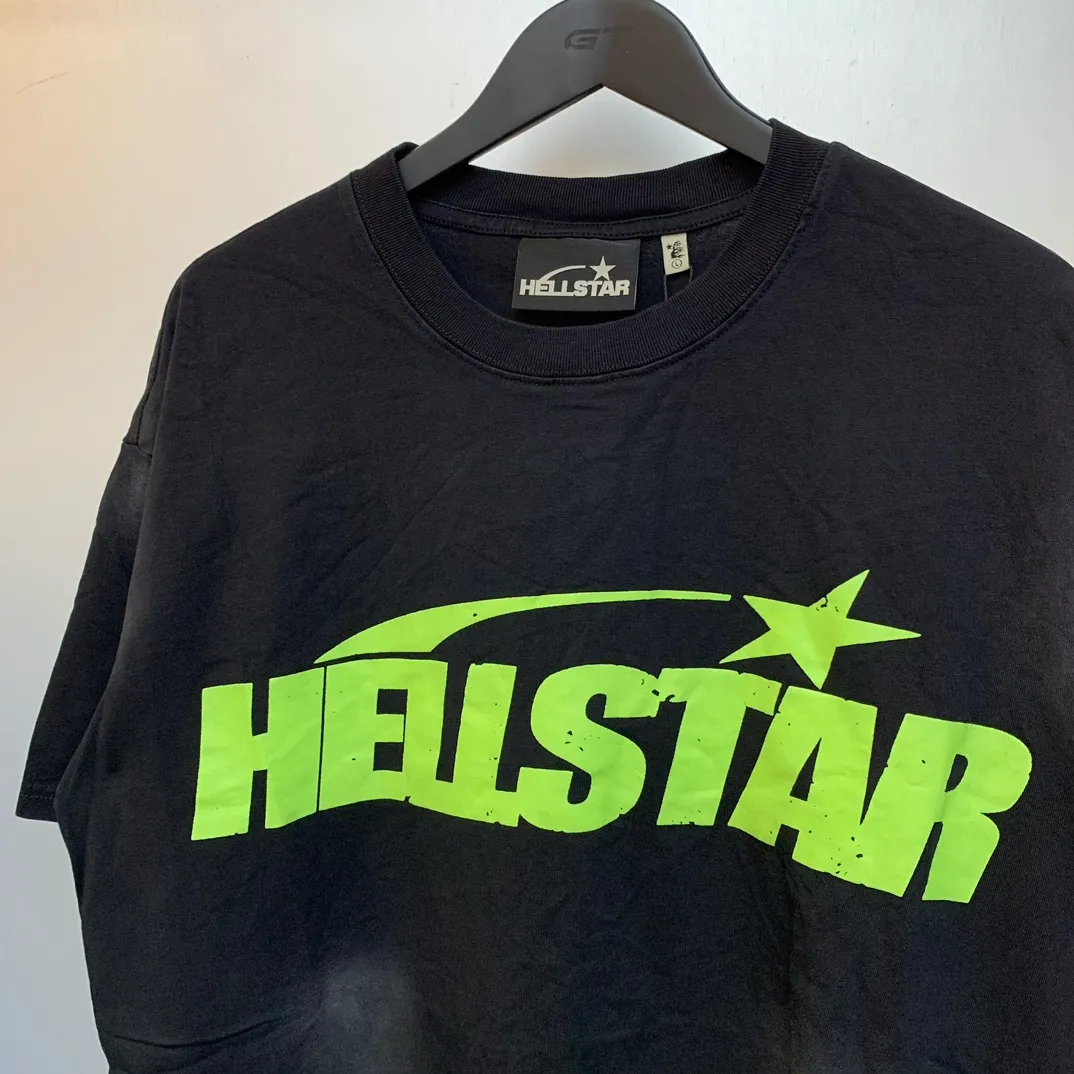 P126 Hellstar Studios Classic LOGO Black Green Short Sleeve Tee Shirt Spray Ma Liu T-shirt short sleeve, the new hot beauty trend Hellstar!  Standard beauty and trendy workmanship, original customization (fabric, pattern, printing, hang tag, main mark, etc.), exaggerated style, explosive style, dare to break through tradition, bring adventurous new fashion experience!   YoungBoy, the most popular rapper in the youth circle, has shot a lot of models for him, and celebrities such as Dababy and Swae Lee frequently get dressed!  color: black Size: S, M, L, XL