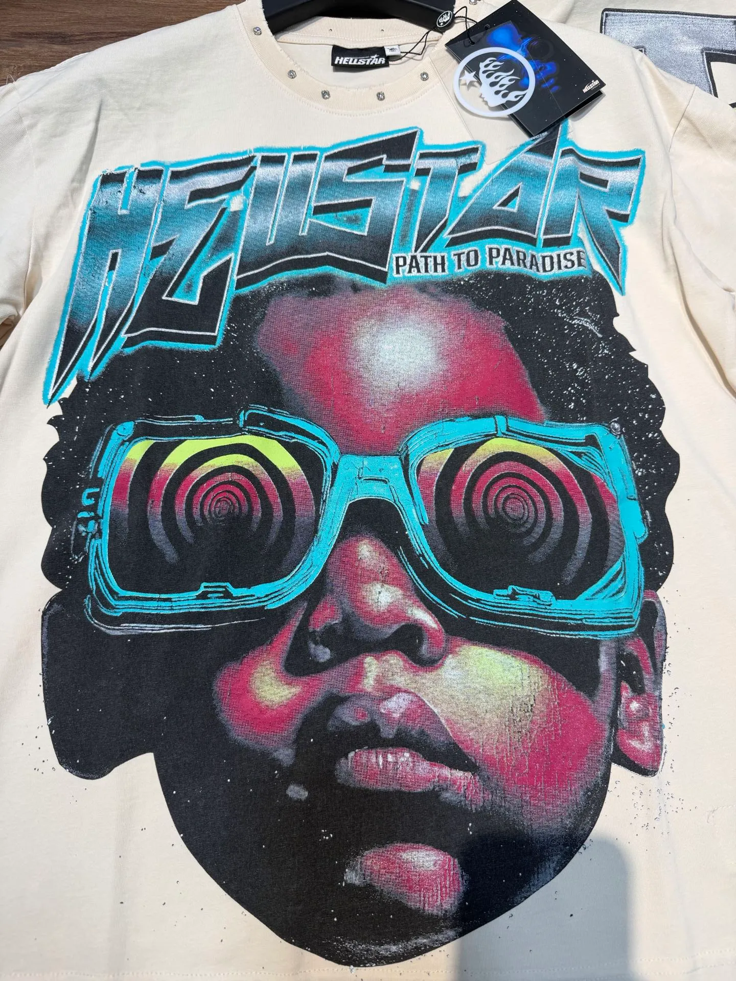 P134 Hellstar/Hellstar (actual shot) Craftsmanship: Washed retro whole piece worn + hand-made drilling + hot stamping digital printing Cross-border European and American style street fashion brand pure cotton T-shirt Fabric (fabric): 32 pieces of 250g washed and combed double yarn pure cotton Size (size): S-M- L- X L Color (colour): Washed Mi Xing