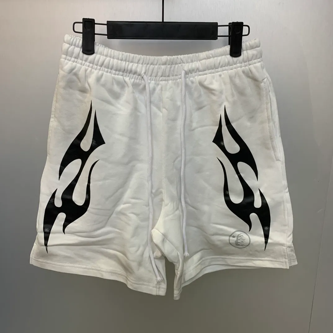 P150 7-color FLAME SHORTS Hellstar high-quality spray-on shorts, the new hot beauty trend Hellstar!  Standard beauty and trendy workmanship, original customization (fabric, pattern, printing, hang tag, main mark, etc.), exaggerated style, explosive style, dare to break through tradition, bring adventurous new fashion experience!   YoungBoy, the most popular rapper in the youth circle, has shot a lot of models for him, and celebrities such as Dababy and Swae Lee frequently get dressed!  Color: WHITE, Black red, Black green, Purple, Blue, Gray, Yellow Size: S, M, L, XL