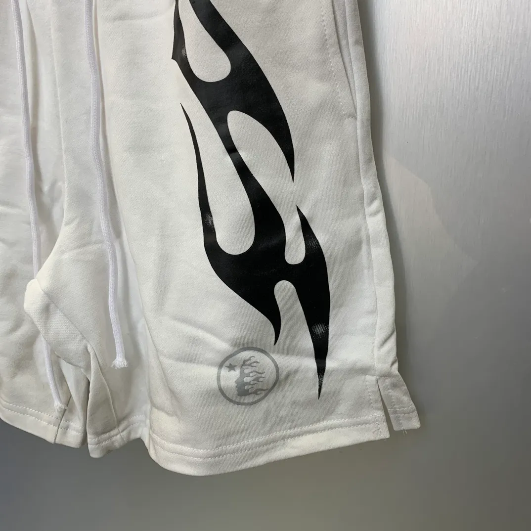 P150 7-color FLAME SHORTS Hellstar high-quality spray-on shorts, the new hot beauty trend Hellstar!  Standard beauty and trendy workmanship, original customization (fabric, pattern, printing, hang tag, main mark, etc.), exaggerated style, explosive style, dare to break through tradition, bring adventurous new fashion experience!   YoungBoy, the most popular rapper in the youth circle, has shot a lot of models for him, and celebrities such as Dababy and Swae Lee frequently get dressed!  Color: WHITE, Black red, Black green, Purple, Blue, Gray, Yellow Size: S, M, L, XL