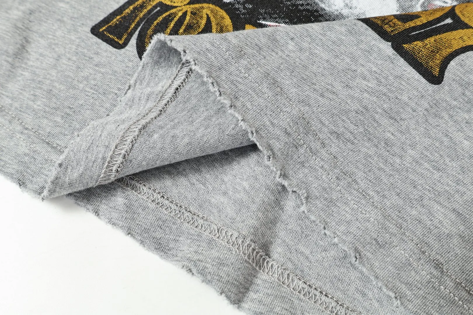 P134 Hellstar/Hellstar (actual shot) Craftsmanship: Washed and sprayed + holes + the whole piece washed and frayed Cross-border European and American style street brand pure cotton T-shirt Fabric (fabric): 32 pieces of 250g washed combed double yarn pure cotton Size (size): S-M- L- X L Color (colour): washed black/washed gray 👉
