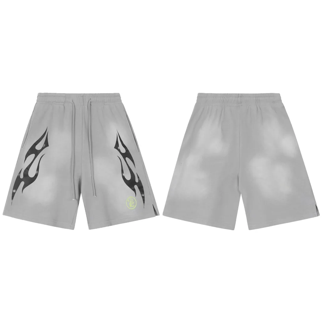 P150 7-color FLAME SHORTS Hellstar high-quality spray-on shorts, the new hot beauty trend Hellstar!  Standard beauty and trendy workmanship, original customization (fabric, pattern, printing, hang tag, main mark, etc.), exaggerated style, explosive style, dare to break through tradition, bring adventurous new fashion experience!   YoungBoy, the most popular rapper in the youth circle, has shot a lot of models for him, and celebrities such as Dababy and Swae Lee frequently get dressed!  Color: WHITE, Black red, Black green, Purple, Blue, Gray, Yellow Size: S, M, L, XL
