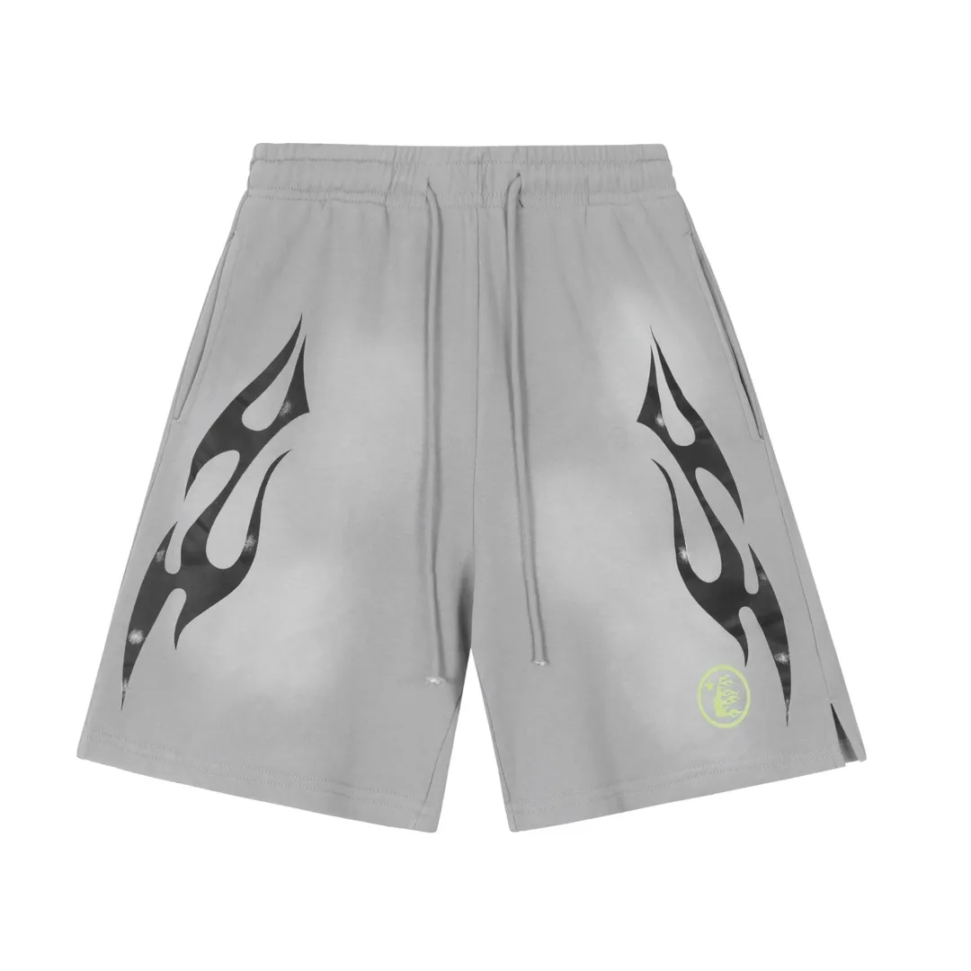 P150 7-color FLAME SHORTS Hellstar high-quality spray-on shorts, the new hot beauty trend Hellstar!  Standard beauty and trendy workmanship, original customization (fabric, pattern, printing, hang tag, main mark, etc.), exaggerated style, explosive style, dare to break through tradition, bring adventurous new fashion experience!   YoungBoy, the most popular rapper in the youth circle, has shot a lot of models for him, and celebrities such as Dababy and Swae Lee frequently get dressed!  Color: WHITE, Black red, Black green, Purple, Blue, Gray, Yellow Size: S, M, L, XL