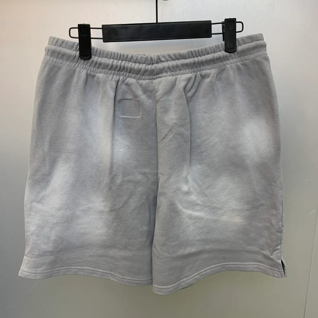 P150 7-color FLAME SHORTS Hellstar high-quality spray-on shorts, the new hot beauty trend Hellstar!  Standard beauty and trendy workmanship, original customization (fabric, pattern, printing, hang tag, main mark, etc.), exaggerated style, explosive style, dare to break through tradition, bring adventurous new fashion experience!   YoungBoy, the most popular rapper in the youth circle, has shot a lot of models for him, and celebrities such as Dababy and Swae Lee frequently get dressed!  Color: WHITE, Black red, Black green, Purple, Blue, Gray, Yellow Size: S, M, L, XL