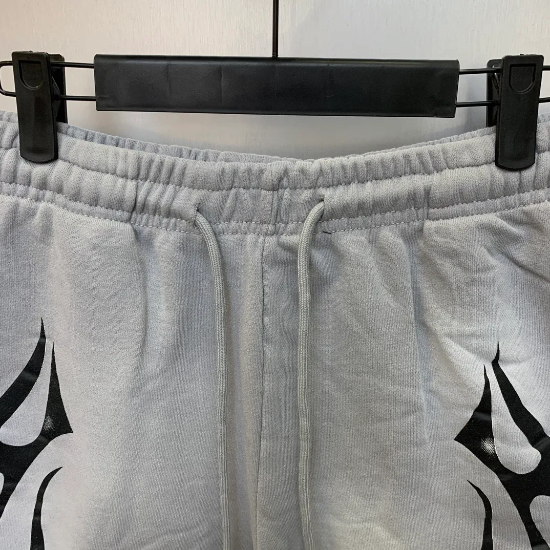 P150 7-color FLAME SHORTS Hellstar high-quality spray-on shorts, the new hot beauty trend Hellstar!  Standard beauty and trendy workmanship, original customization (fabric, pattern, printing, hang tag, main mark, etc.), exaggerated style, explosive style, dare to break through tradition, bring adventurous new fashion experience!   YoungBoy, the most popular rapper in the youth circle, has shot a lot of models for him, and celebrities such as Dababy and Swae Lee frequently get dressed!  Color: WHITE, Black red, Black green, Purple, Blue, Gray, Yellow Size: S, M, L, XL