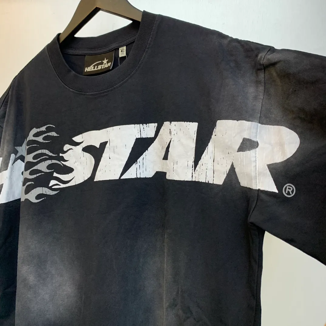 P126 HELLSTAR STUDIOS CARTOON LOGO T-SHIRT High-quality short-sleeved T-shirt, the new hot beauty trend Hellstar!  Standard beauty and trendy workmanship, original customization (fabric, pattern, printing, hang tag, main mark, etc.), exaggerated style, explosive style, dare to break through tradition, bring adventurous new fashion experience!   YoungBoy, the most popular rapper in the youth circle, has shot a lot of models for him, and celebrities such as Dababy and Swae Lee frequently get dressed!  color: black Size: S, M, L, XL