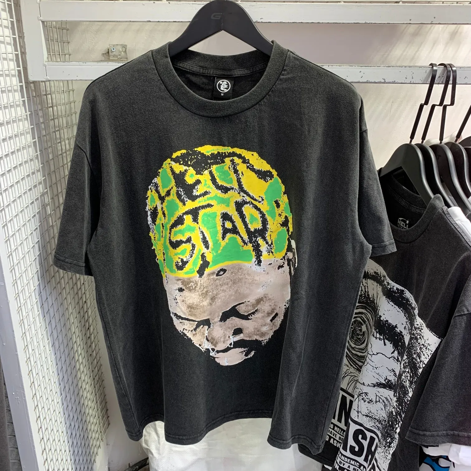 P134 Hellstar Rodman Tee short-sleeved T-shirt The new hot trendy Hellstar! Standard beauty and trendy workmanship, original customization (fabric, pattern, printing, hang tag, main mark, etc.), exaggerated style, explosive style, dare to break through tradition, bring adventurous new fashion experience!   YoungBoy, the most popular rapper in the youth circle, has shot a lot of models for him, and celebrities such as Dababy and Swae Lee frequently get dressed!   color: Vintage Black (washed black) size: S, M, L, XL