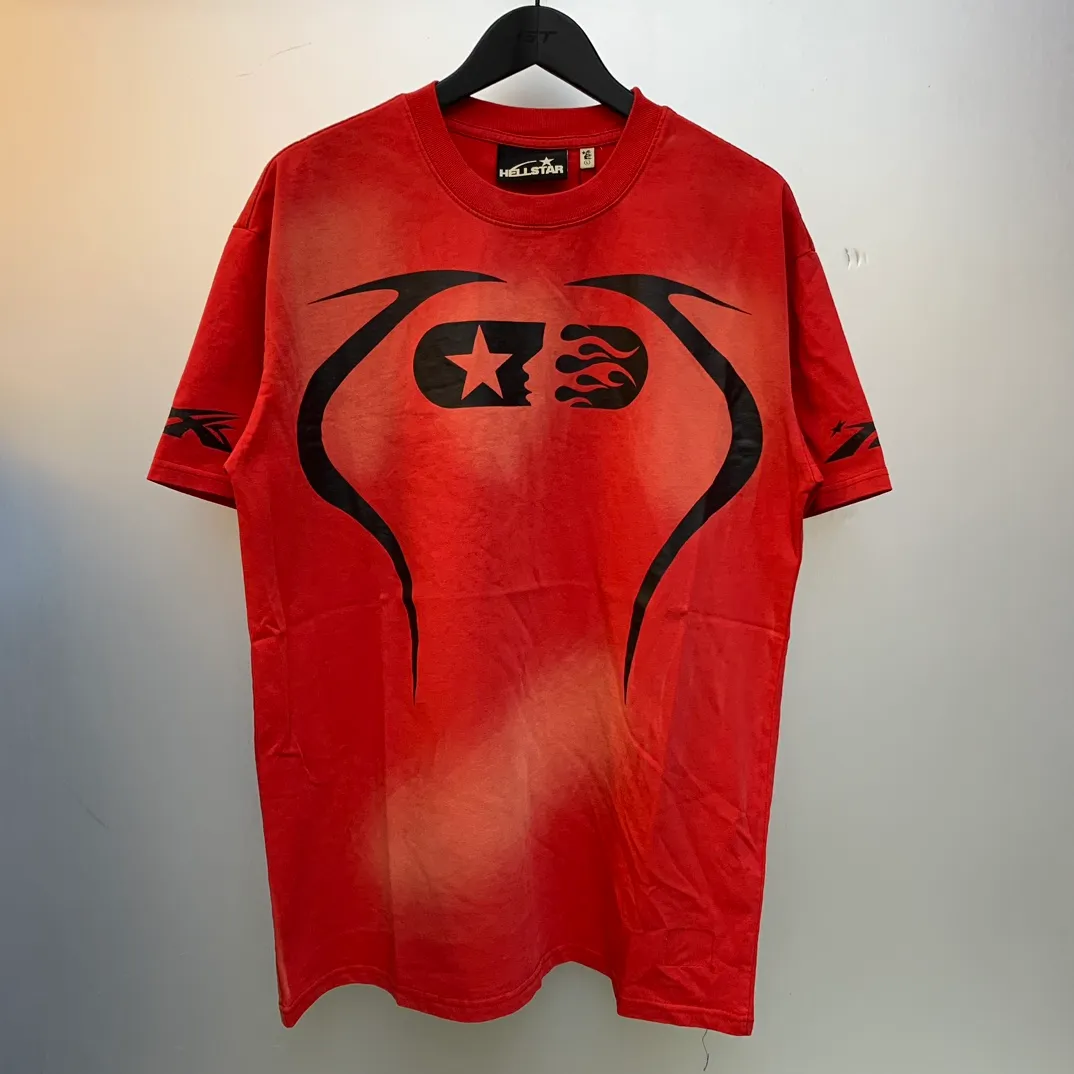P126 Hellstar WARM UP T-SHIRT High-quality sprayed horse short-sleeved T-shirt The new hot beauty trend Hellstar!  Standard beauty and trendy workmanship, original customization (fabric, pattern, printing, hang tag, main mark, etc.), exaggerated style, explosive style, dare to break through tradition, bring adventurous new fashion experience!   YoungBoy, the most popular rapper in the youth circle, has shot a lot of models for him, and celebrities such as Dababy and Swae Lee frequently get dressed!   color: WHITE, RED, GREEN, Darkest Navy, BLACK size: S, M, L, XL