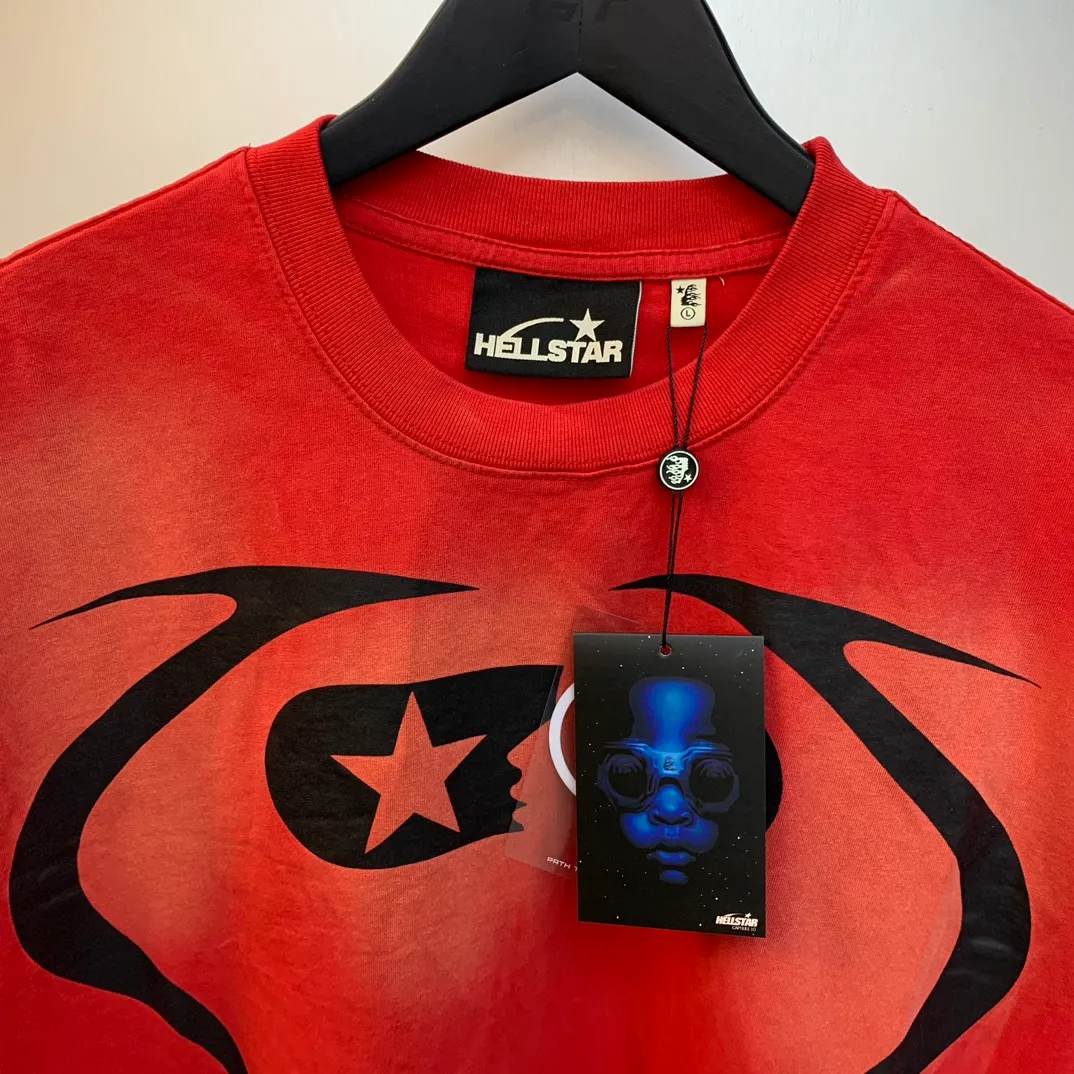 P126 Hellstar WARM UP T-SHIRT High-quality sprayed horse short-sleeved T-shirt The new hot beauty trend Hellstar!  Standard beauty and trendy workmanship, original customization (fabric, pattern, printing, hang tag, main mark, etc.), exaggerated style, explosive style, dare to break through tradition, bring adventurous new fashion experience!   YoungBoy, the most popular rapper in the youth circle, has shot a lot of models for him, and celebrities such as Dababy and Swae Lee frequently get dressed!   color: WHITE, RED, GREEN, Darkest Navy, BLACK size: S, M, L, XL