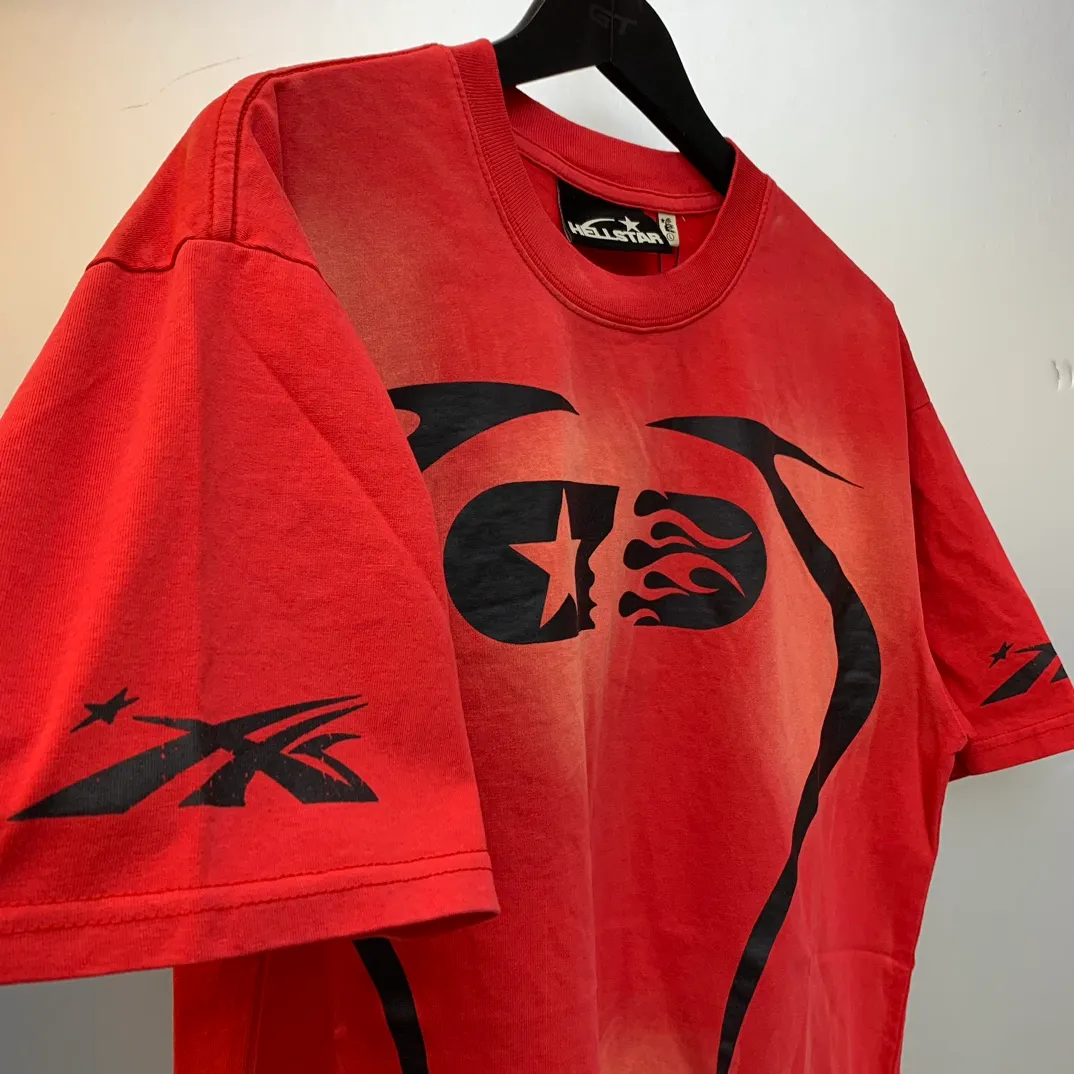 P126 Hellstar WARM UP T-SHIRT High-quality sprayed horse short-sleeved T-shirt The new hot beauty trend Hellstar!  Standard beauty and trendy workmanship, original customization (fabric, pattern, printing, hang tag, main mark, etc.), exaggerated style, explosive style, dare to break through tradition, bring adventurous new fashion experience!   YoungBoy, the most popular rapper in the youth circle, has shot a lot of models for him, and celebrities such as Dababy and Swae Lee frequently get dressed!   color: WHITE, RED, GREEN, Darkest Navy, BLACK size: S, M, L, XL