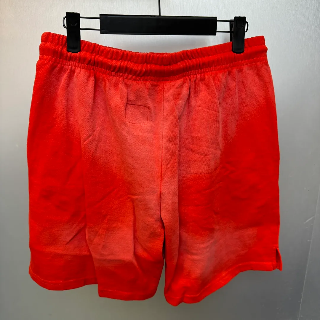 P150 HELLSTAR STUDIOS SHORTS Spray Ma Liu washed distressed cotton shorts, the new hot beauty trend Hellstar!  Standard beauty and trendy workmanship, original customization (fabric, pattern, printing, hang tag, main mark, etc.), exaggerated style, explosive style, dare to break through tradition, bring adventurous new fashion experience!   YoungBoy, the most popular rapper in the youth circle, has shot a lot of models for him, and celebrities such as Dababy and Swae Lee frequently get dressed!  color: RED Size: S, M, L, XL