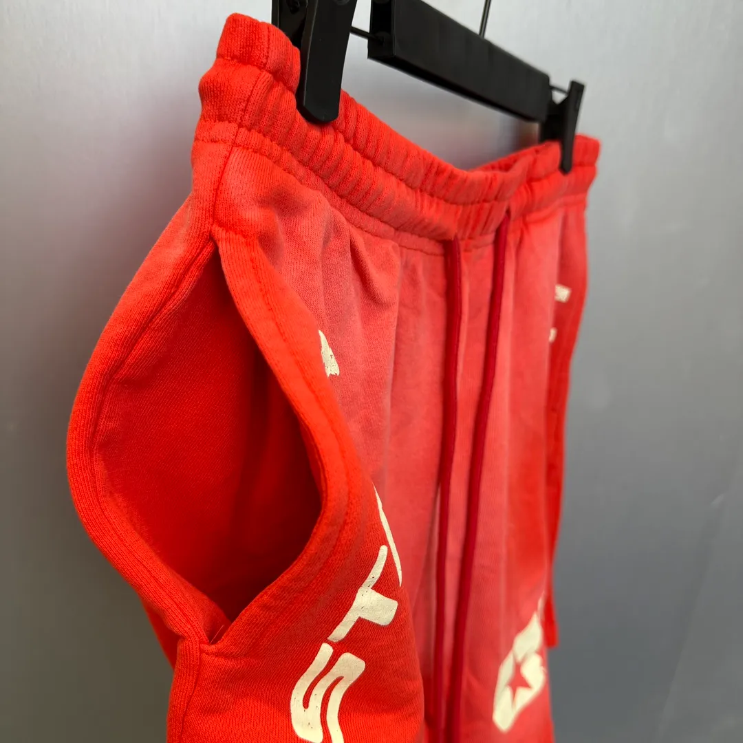 P150 HELLSTAR STUDIOS SHORTS Spray Ma Liu washed distressed cotton shorts, the new hot beauty trend Hellstar!  Standard beauty and trendy workmanship, original customization (fabric, pattern, printing, hang tag, main mark, etc.), exaggerated style, explosive style, dare to break through tradition, bring adventurous new fashion experience!   YoungBoy, the most popular rapper in the youth circle, has shot a lot of models for him, and celebrities such as Dababy and Swae Lee frequently get dressed!  color: RED Size: S, M, L, XL
