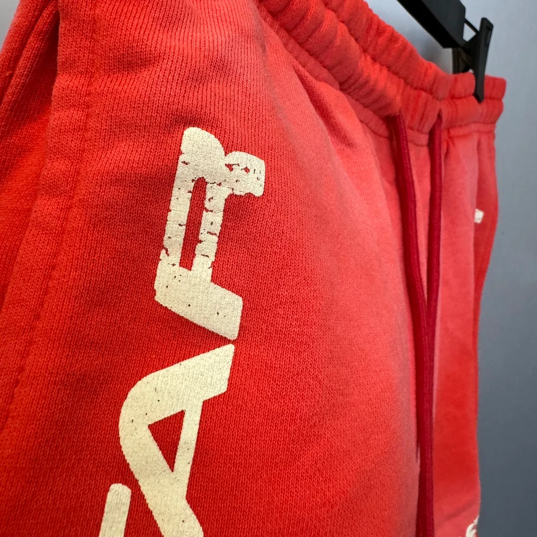 P150 HELLSTAR STUDIOS SHORTS Spray Ma Liu washed distressed cotton shorts, the new hot beauty trend Hellstar!  Standard beauty and trendy workmanship, original customization (fabric, pattern, printing, hang tag, main mark, etc.), exaggerated style, explosive style, dare to break through tradition, bring adventurous new fashion experience!   YoungBoy, the most popular rapper in the youth circle, has shot a lot of models for him, and celebrities such as Dababy and Swae Lee frequently get dressed!  color: RED Size: S, M, L, XL