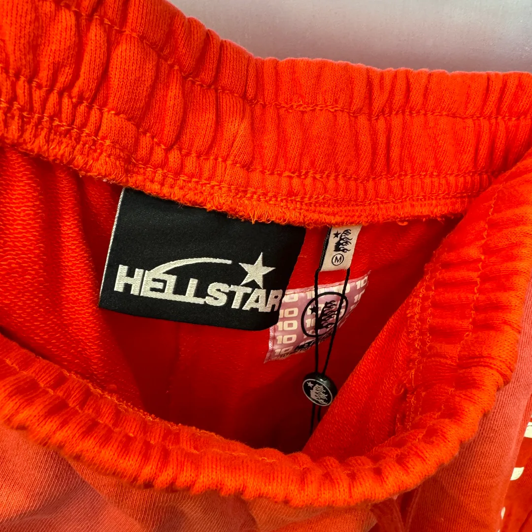 P150 HELLSTAR STUDIOS SHORTS Spray Ma Liu washed distressed cotton shorts, the new hot beauty trend Hellstar!  Standard beauty and trendy workmanship, original customization (fabric, pattern, printing, hang tag, main mark, etc.), exaggerated style, explosive style, dare to break through tradition, bring adventurous new fashion experience!   YoungBoy, the most popular rapper in the youth circle, has shot a lot of models for him, and celebrities such as Dababy and Swae Lee frequently get dressed!  color: RED Size: S, M, L, XL