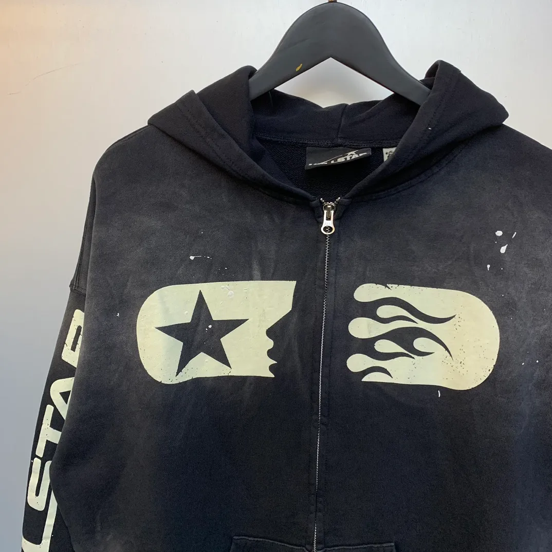 P240 HELLSTAR STUDIOS ZIP HOODIE old splash ink spray maliu splash ink heavy industry hoodie sweatshirt cardigan jacket new hot beauty trend Hellstar! Standard beauty and trendy workmanship, original customization (fabric, pattern, printing, hang tag, main mark, etc.), exaggerated style, explosive style, dare to break through tradition, bring adventurous new fashion experience!   YoungBoy, the most popular rapper in the youth circle, has shot a lot of models for him, and celebrities such as Dababy and Swae Lee frequently get dressed!  color: black Size: S, M, L, XL