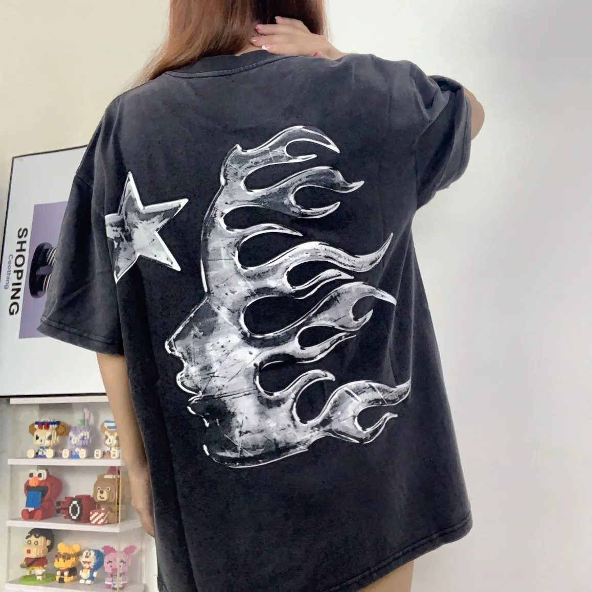 P134 Hellstar T-Shirt Short-sleeved T-shirt The new hot trendy Hellstar!  Standard beauty and trendy workmanship, original customization (fabric, pattern, printing, hang tag, main mark, etc.), exaggerated style, explosive style, dare to break through tradition, bring adventurous new fashion experience!  YoungBoy, the most popular rapper in the youth circle, has shot a lot of models for him, and celebrities such as Dababy and Swae Lee frequently get dressed!  color: Vintage Black (washed black) size: S, M, L, XL