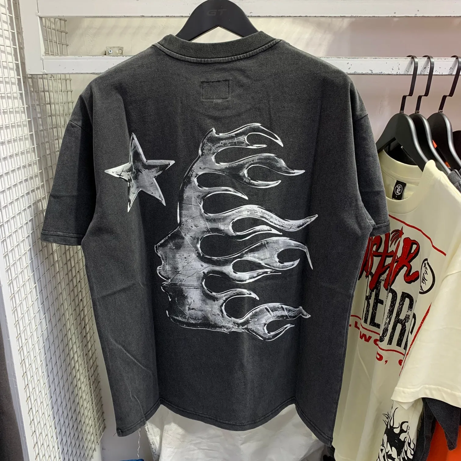 P134 Hellstar T-Shirt Short-sleeved T-shirt The new hot trendy Hellstar!  Standard beauty and trendy workmanship, original customization (fabric, pattern, printing, hang tag, main mark, etc.), exaggerated style, explosive style, dare to break through tradition, bring adventurous new fashion experience!  YoungBoy, the most popular rapper in the youth circle, has shot a lot of models for him, and celebrities such as Dababy and Swae Lee frequently get dressed!  color: Vintage Black (washed black) size: S, M, L, XL