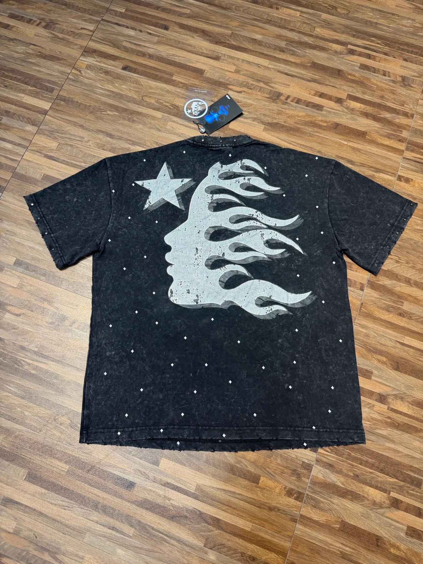 P134 Hellstar/Hell Star (actual shot) Craftsmanship: Washed retro whole piece worn + handmade gun beads + high-definition digital cross-border European and American style street brand pure cotton T-shirt Fabric (fabric): 32 pieces of 250g washed and combed double yarn pure cotton Size (size): S-M- L- X L Color (colour): Washed black