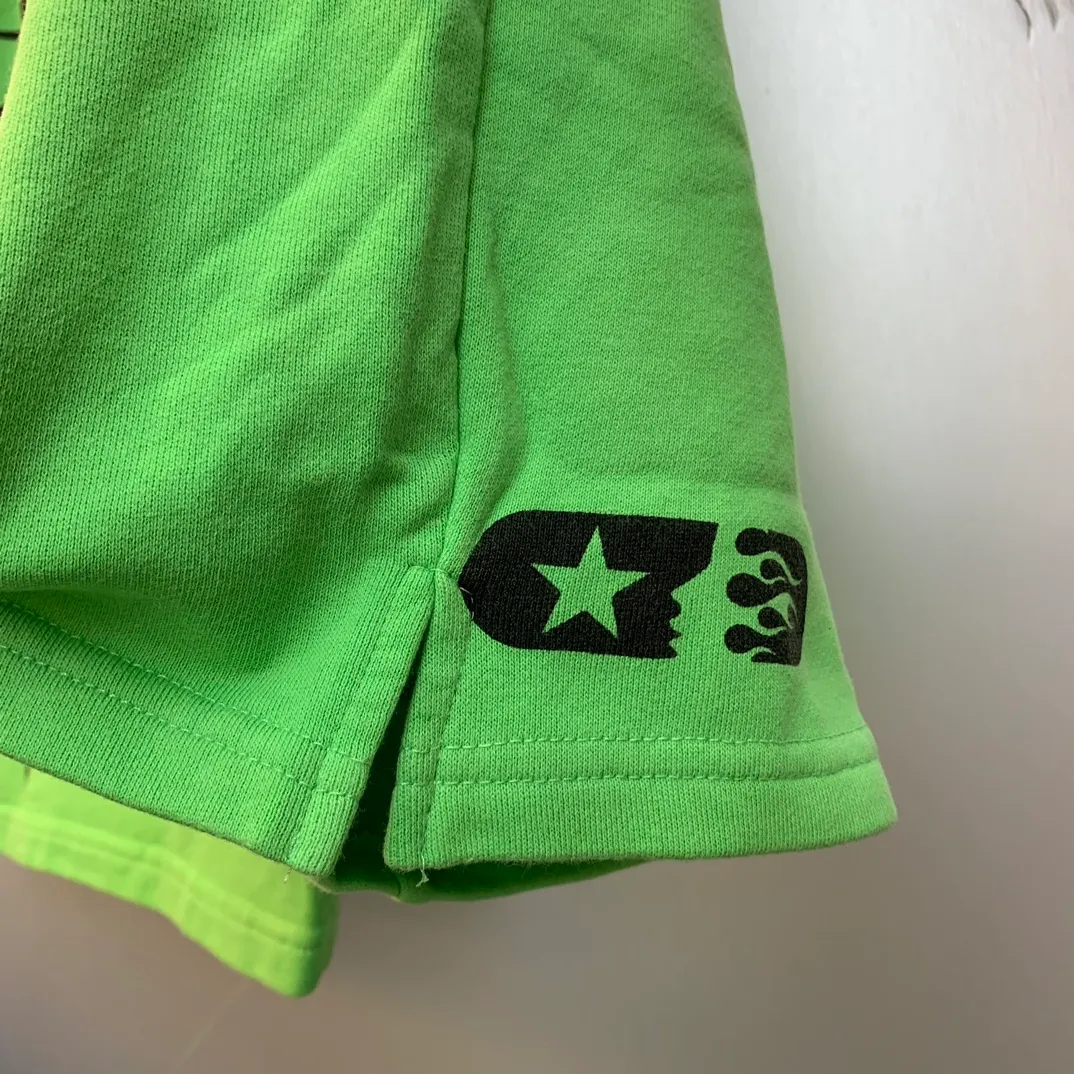 P150 Hellstar WARM UP SHORTS high-quality spray-on horse shorts, the new hot beauty trend Hellstar!  Standard beauty and trendy workmanship, original customization (fabric, pattern, printing, hang tag, main mark, etc.), exaggerated style, explosive style, dare to break through tradition, bring adventurous new fashion experience!   YoungBoy, the most popular rapper in the youth circle, has shot a lot of models for him, and celebrities such as Dababy and Swae Lee frequently get dressed!  Color: WHITE, RED, GREEN, Darkest Navy, BLACK Size: S, M, L, XL