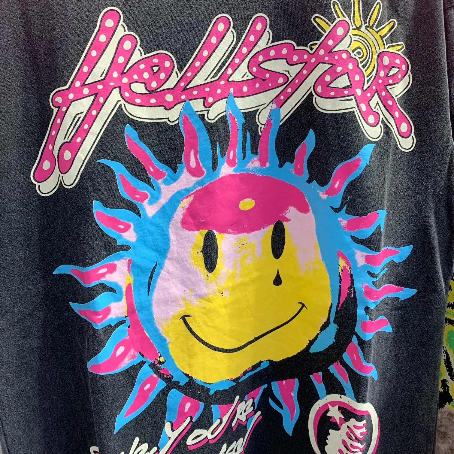 P134 Hellstar Studios Sun Short Sleeve Tee Shirt Black Short Sleeve T-shirt The new hot beauty trend Hellstar! Standard beauty and trendy workmanship, original customization (fabric, pattern, printing, hang tag, main mark, etc.), exaggerated style, explosive style, dare to break through tradition, bring adventurous new fashion experience!   YoungBoy, the most popular rapper in the youth circle, has shot a lot of models for him, and celebrities such as Dababy and Swae Lee frequently get dressed!   color: Vintage Black (washed black) size: S, M, L, XL